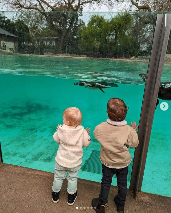 Sienna Elizabeth Mapelli Mozzi y su primo August Philip Hawke Brooksbank miran el acuario del zoo de Londres. | Foto: Instagram/princesseugenie
