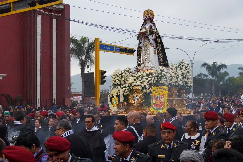 Devotos en procesión de Santa Rosa de Lima.| Fuente: Shutterstock