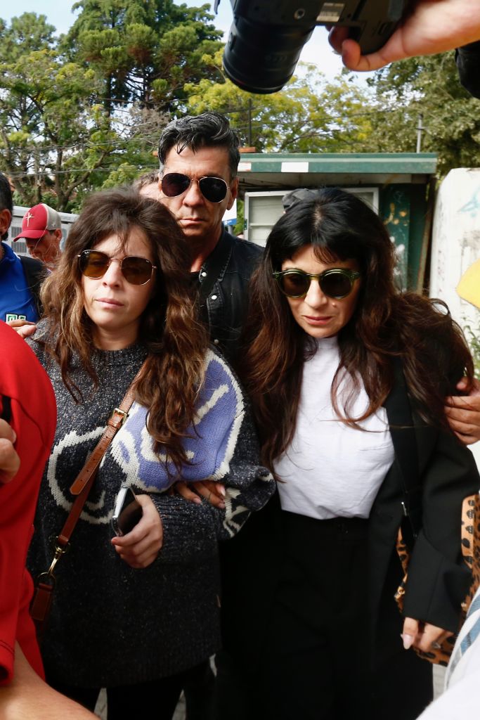Dalma Maradona y Gianinna Maradona, hijas de la fallecida leyenda del fútbol argentino Diego Armando Maradona, llegan al tribunal el 11 de marzo de 2025 en San Isidro, Argentina. | Fuente: Getty Images