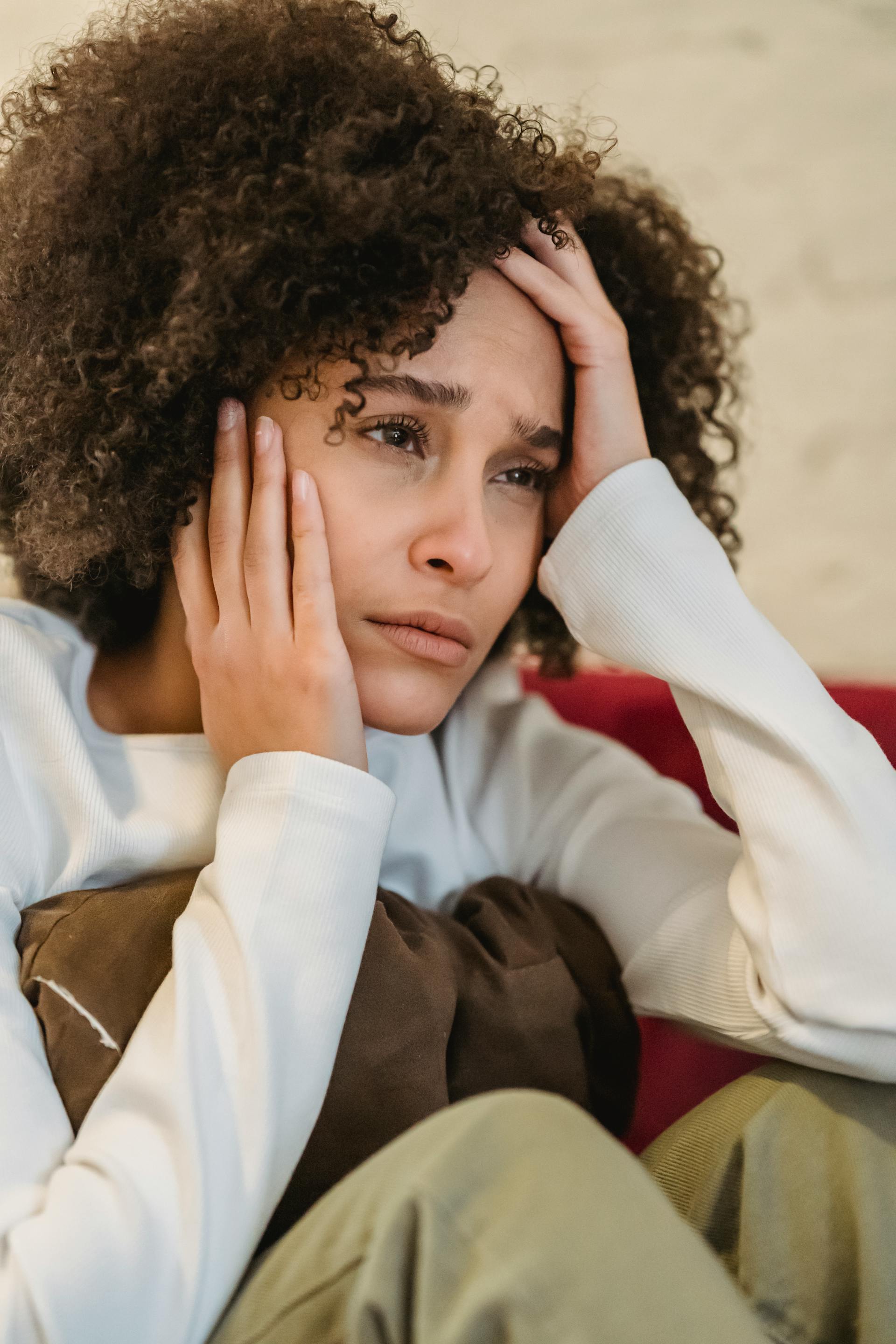 Una mujer tensa con la cabeza entre las manos | Fuente: Pexels