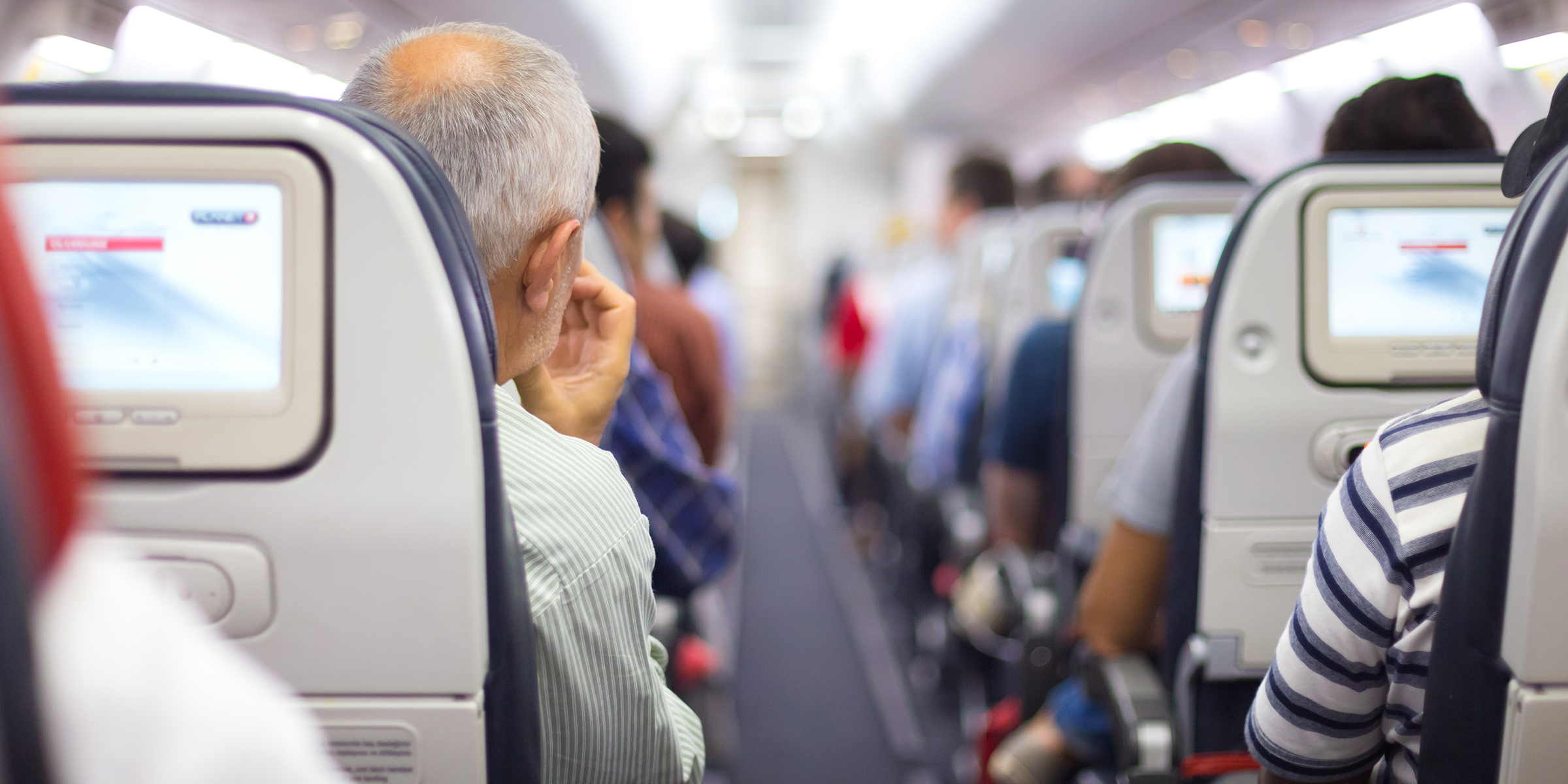 Pasajeros en un avión | Fuente: Shutterstock