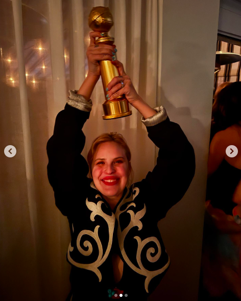 Tallulah Willis posando con el premio Globo de Oro de su madre, publicado el 7 de enero de 2025 | Fuente: Instagram/buuski