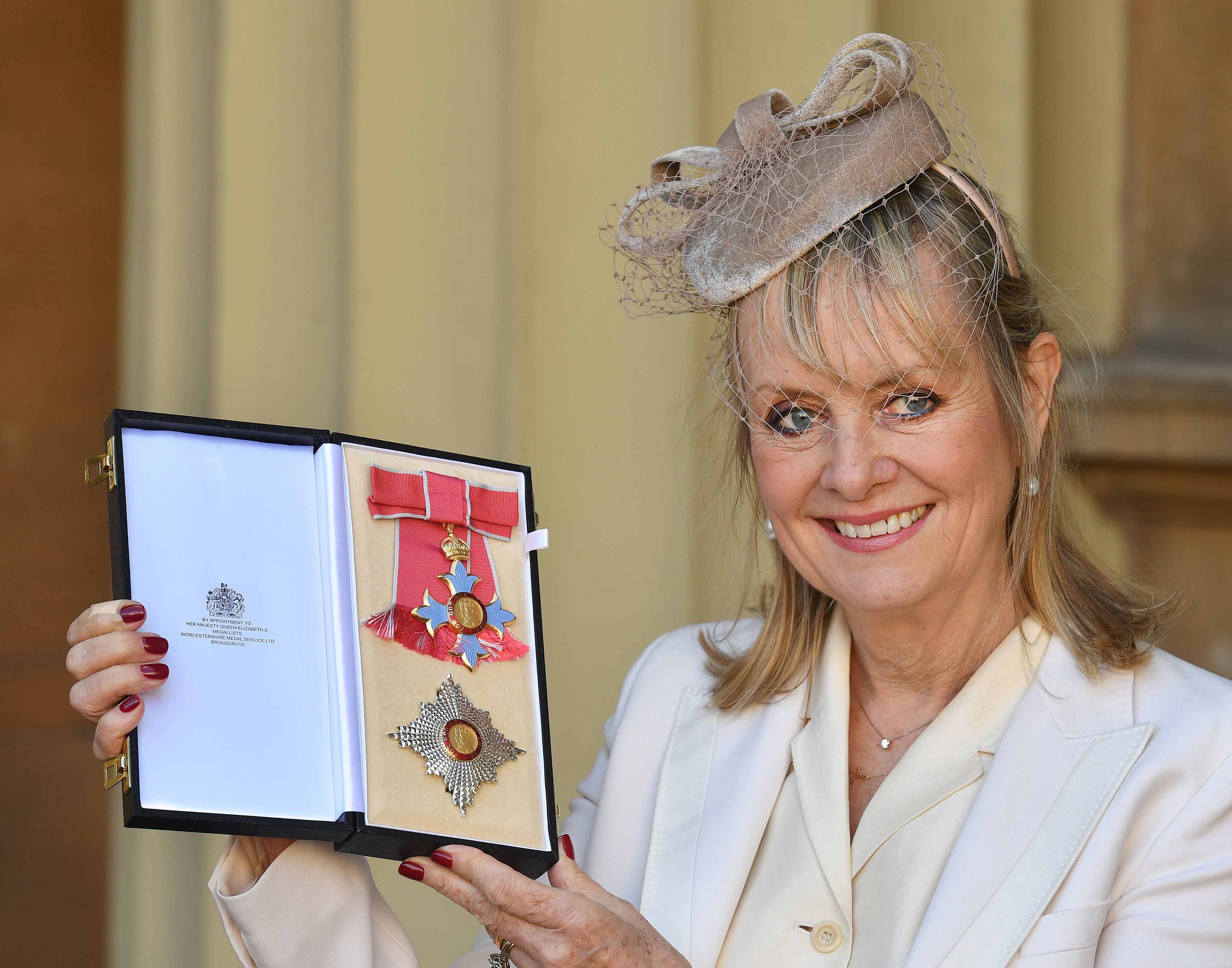 La modelo con su premio de Dama Comandante de la Orden del Imperio Británico en Londres el 14 de marzo de 2019 | Fuente: Getty Images