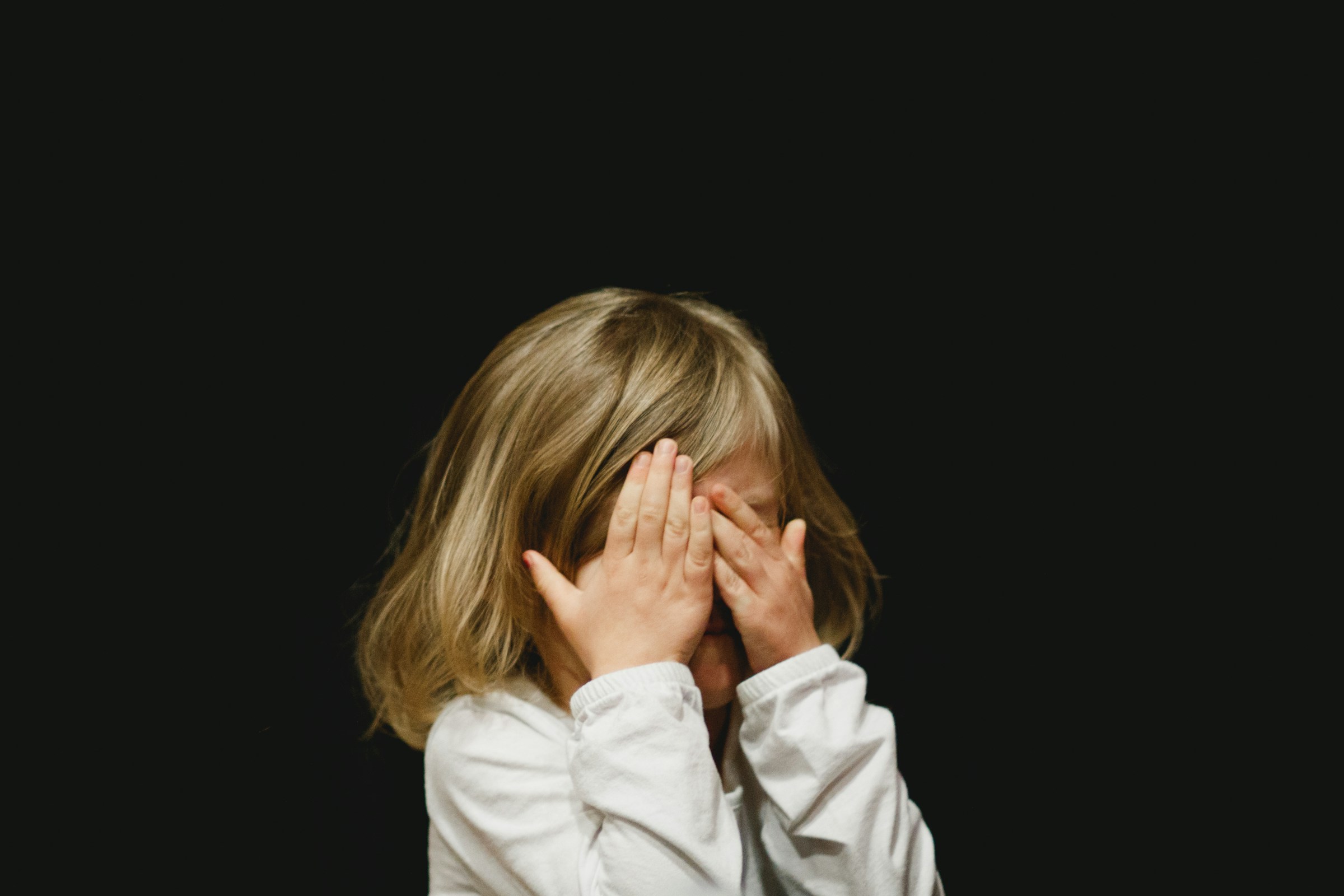 Una niña tapándose la cara | Fuente: Unsplash