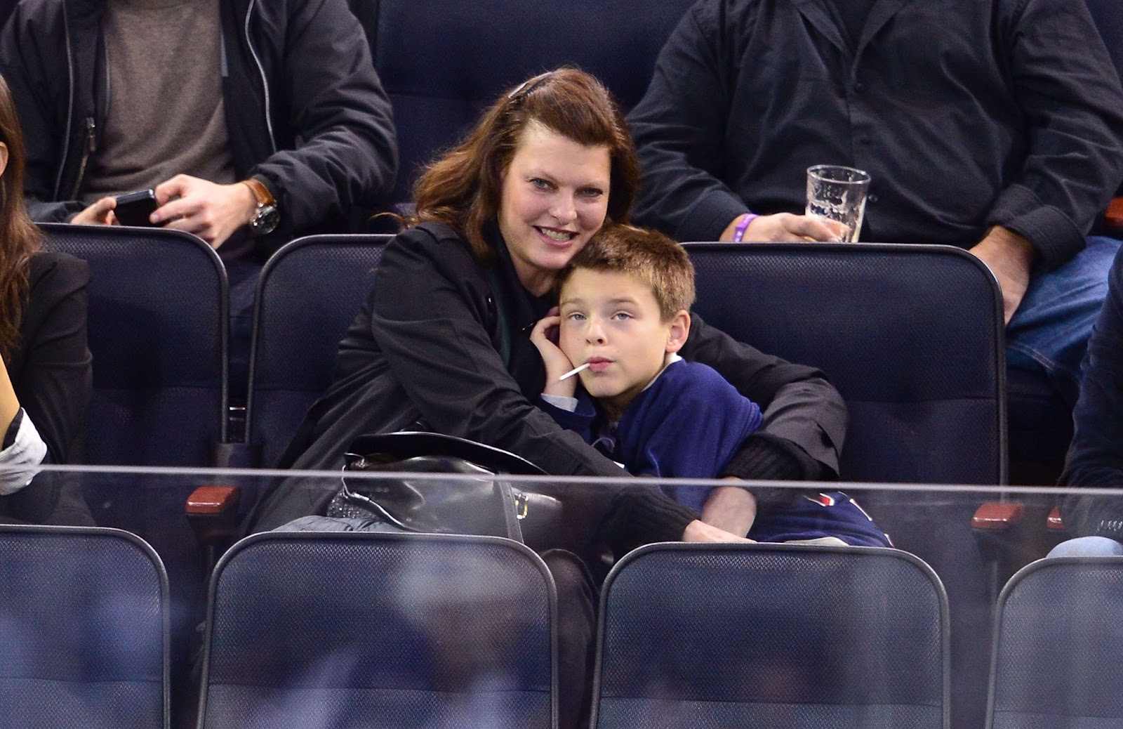 Linda Evangelista compartió un dulce momento con su hijo Augustin en el partido de los New York Rangers contra los Winnipeg Jets el 1 de noviembre de 2014 | Fuente: Getty Images