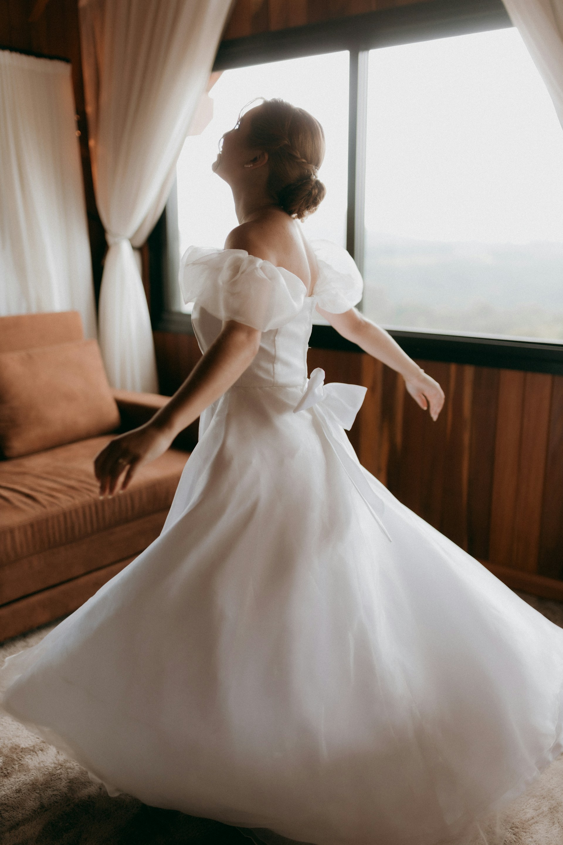 Una mujer encantada con un vestido de novia blanco | Fuente: Unsplash