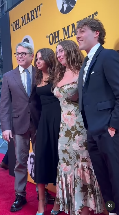 Matthew, Tabitha, Marion Loretta y James Broderick posan en el estreno de "Oh, Mary" en Broadway, en el Teatro Lyceum de Nueva York, el 11 de julio de 2024 | Fuente: Instagram/pagesix/