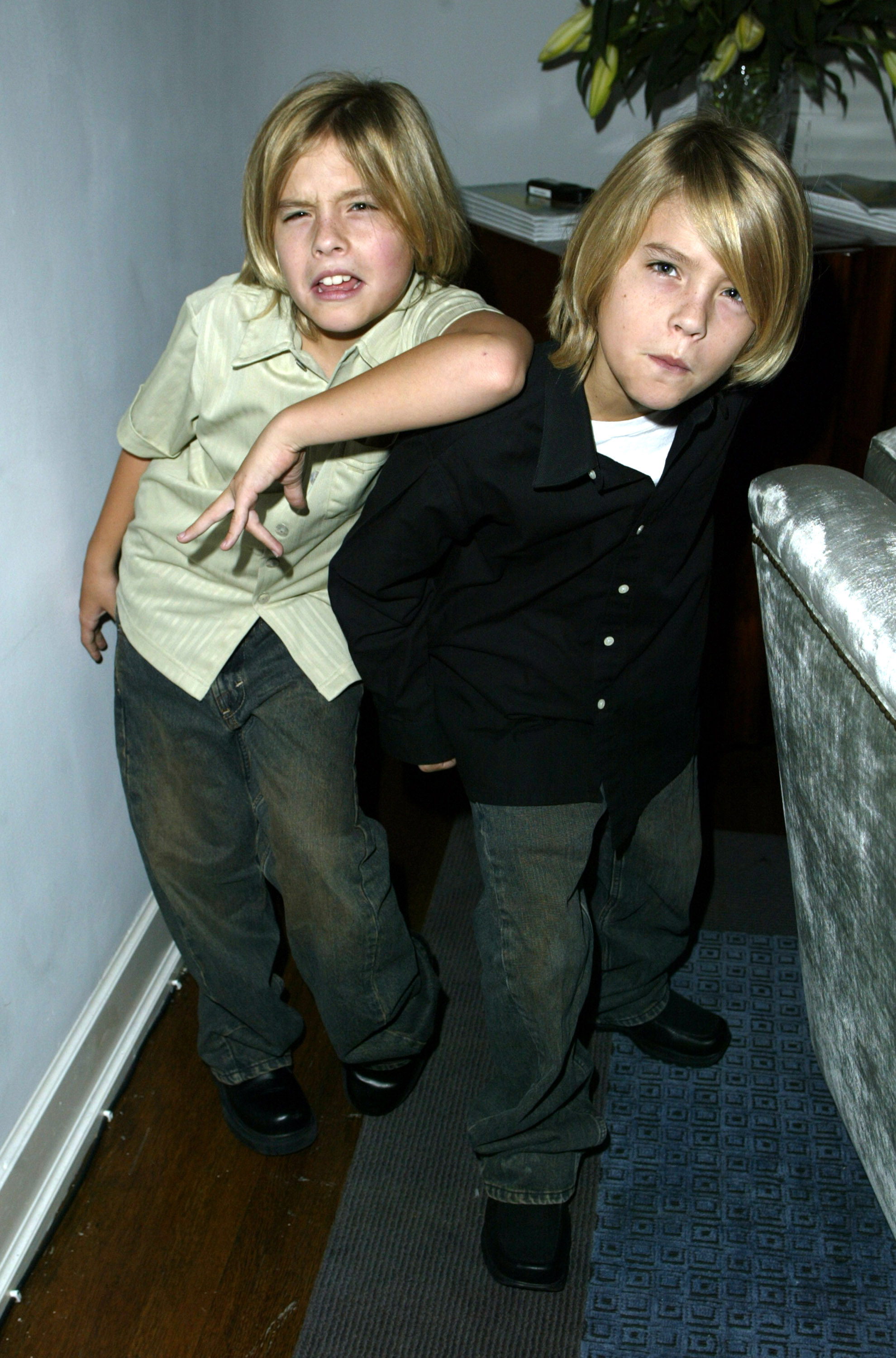 Dylan y Cole Sprouse en la fiesta de presentación de "The Heart is Deceitful Above All Things" el 10 de noviembre de 2003. | Fuente: Getty Images