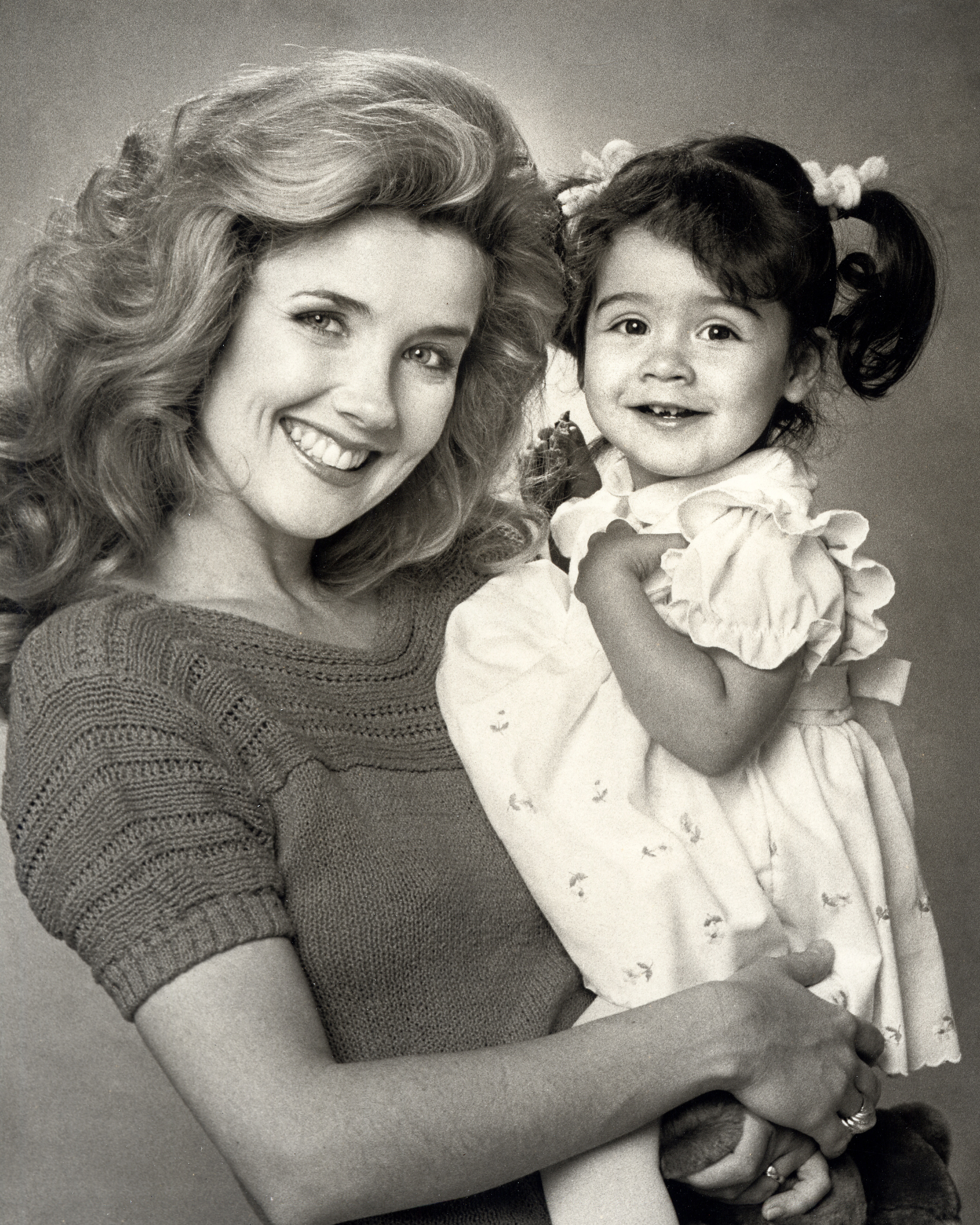 Melody Thomas Scott y su hija en su casa de Los Ángeles el 20 de abril de 1984 | Fuente: Getty Images