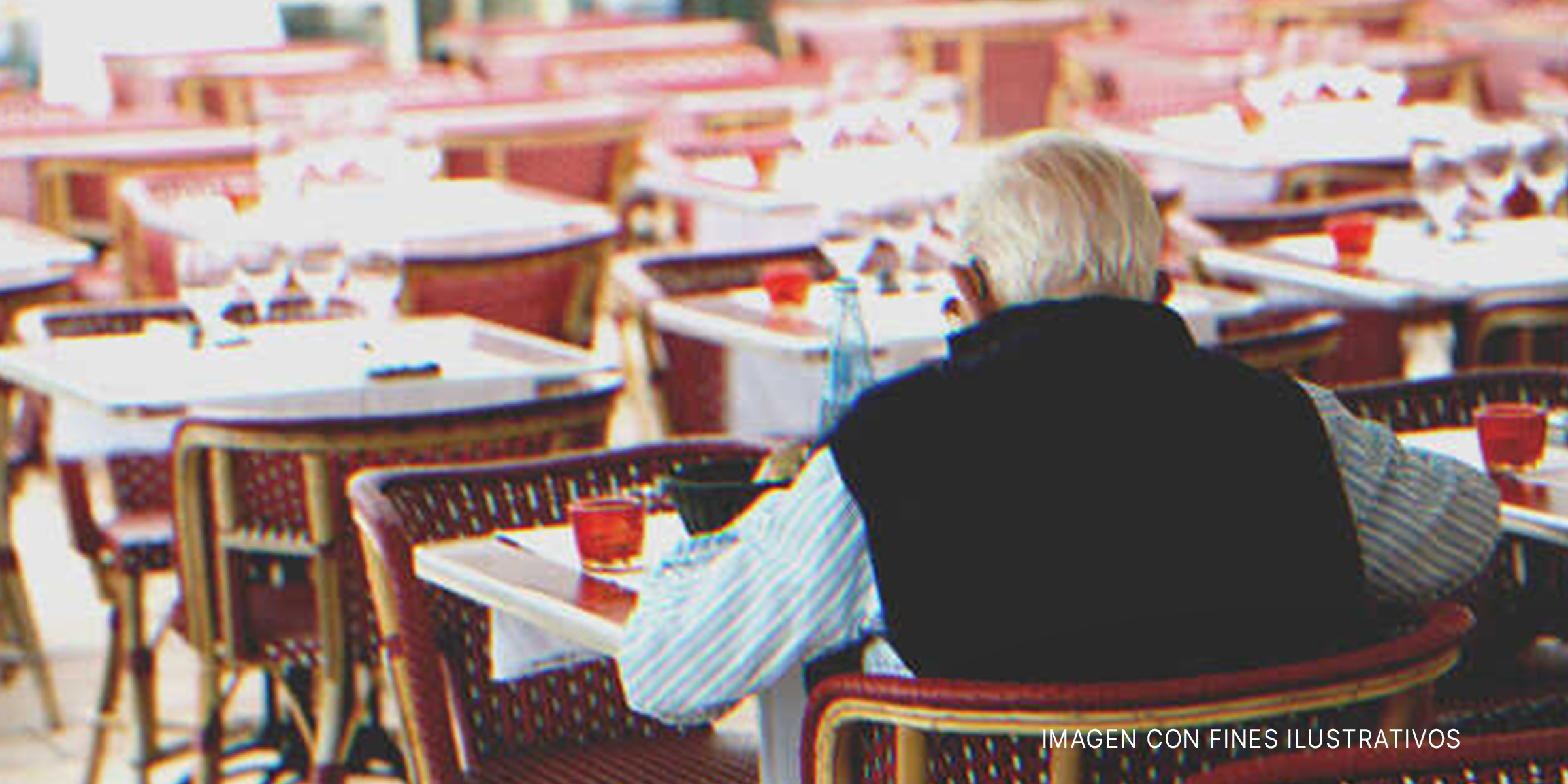 Hombre mayor de espaldas en una cafetería. | Foto: Getty Images