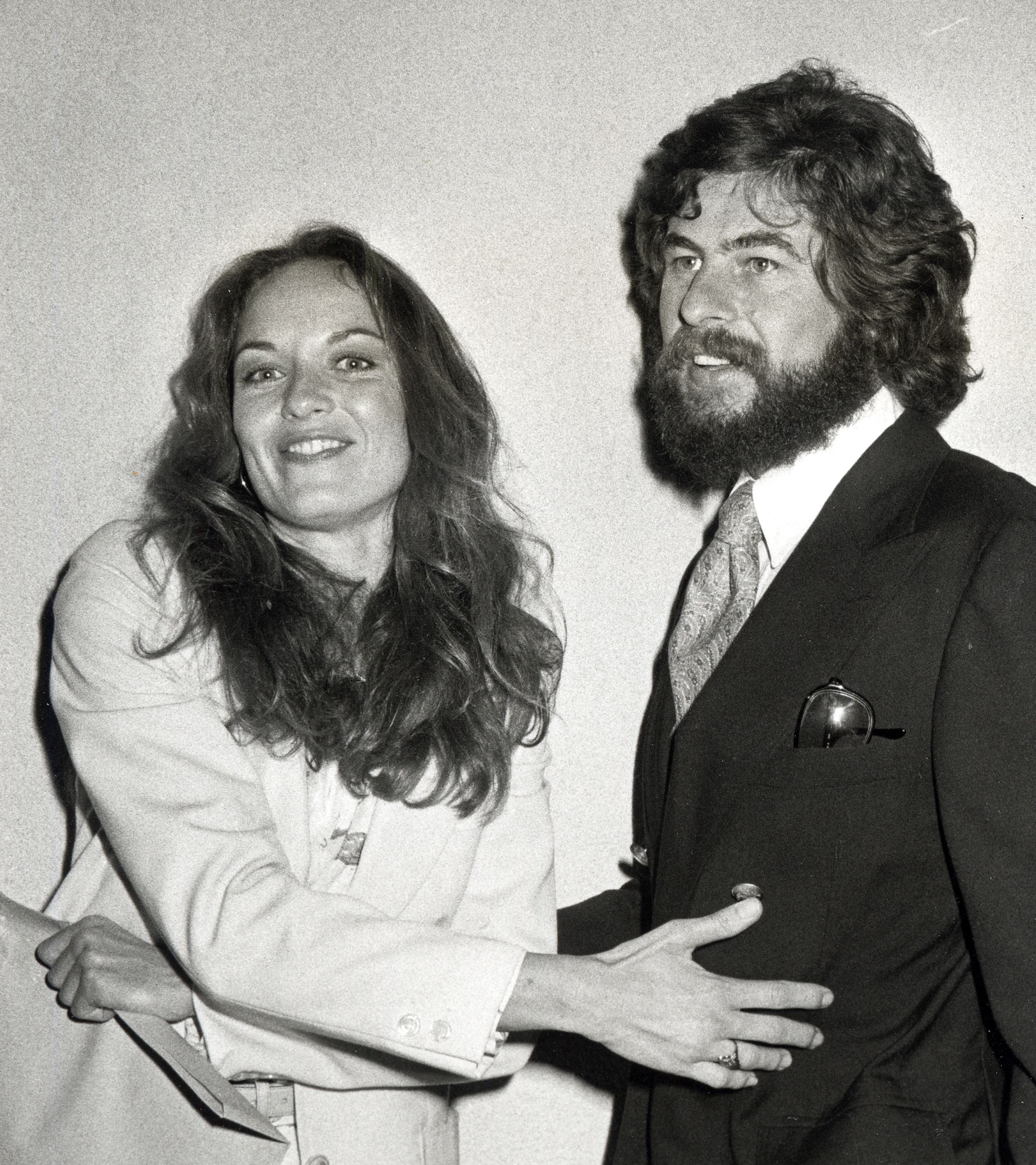 La actriz y David Shaw durante la fiesta de la revista Look el 14 de febrero de 1979, en Beverly Hills, California. | Fuente: Getty Images