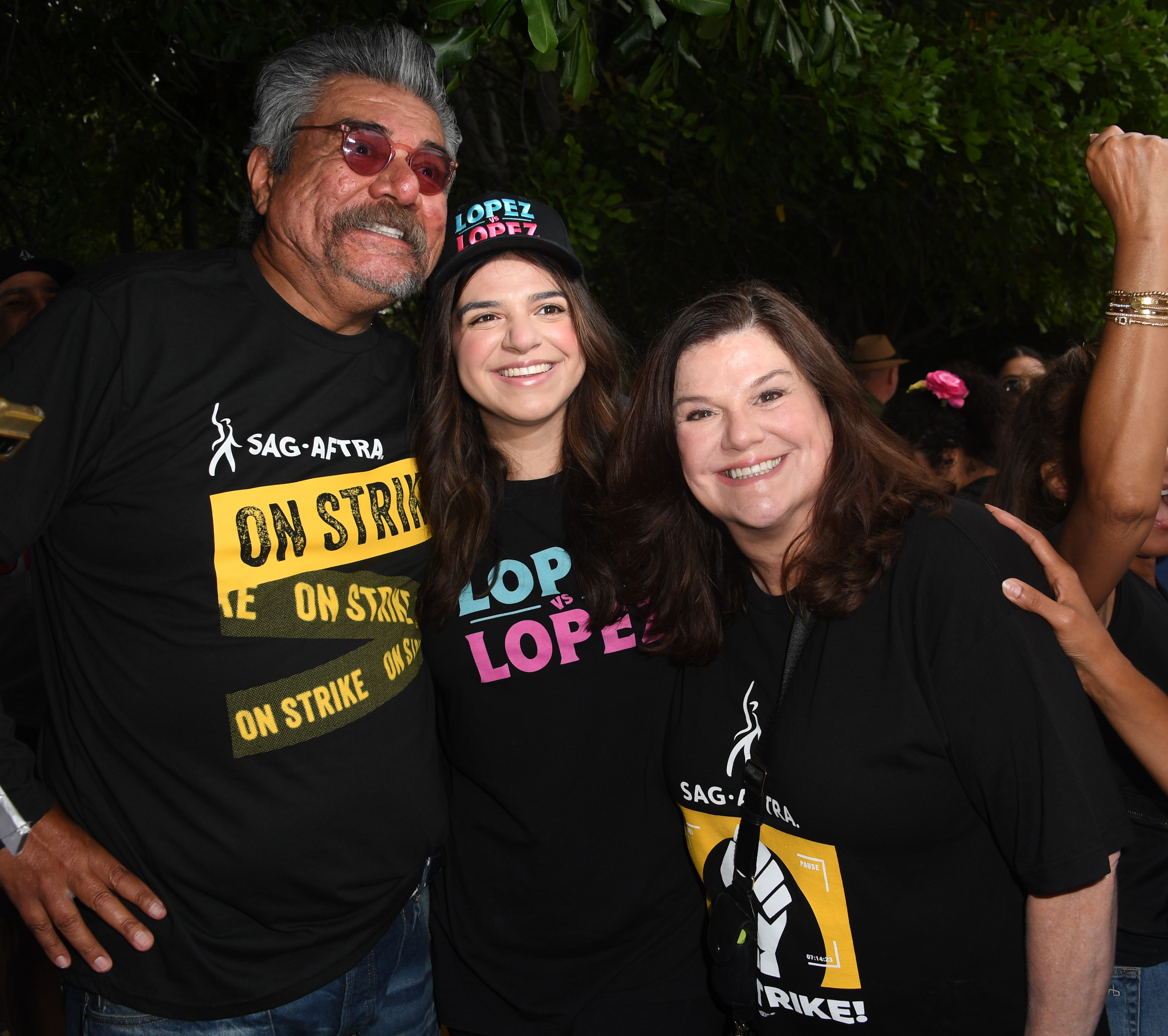 George Lopez, Mayan Lopez y Ann Serrano se unen a la línea de piquete frente a los estudios Warner Bros. el 15 de septiembre de 2023, en Burbank, California | Fuente: Getty Images