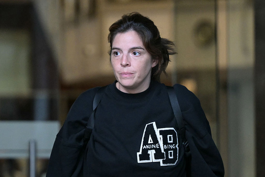 Dalma Maradona, hija de la leyenda del fútbol argentino Diego Maradona, abandona la sala tras una audiencia del juicio por la muerte de su padre en San Isidro, provincia de Buenos Aires, Argentina, el 21 de abril de 2026. | Fuente: Getty Images