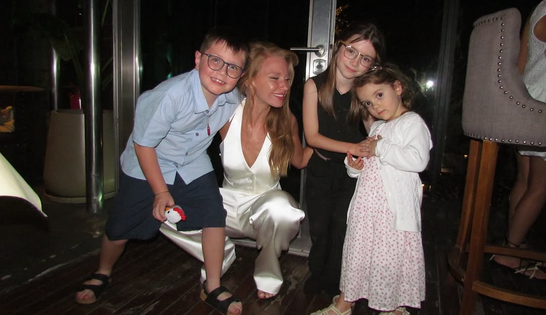 Rocío Pardo en su casamiento civil, rodeada de niños de su familia | Fuente: Instagram/rrociopardo