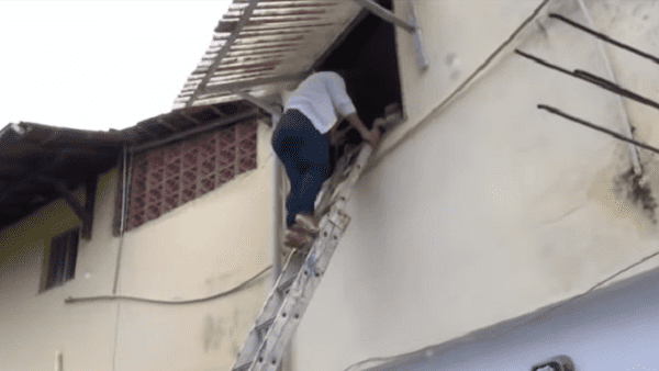 Tâmara, la hija de Bahia de Souza, dice que arriesga su vida todos los días al usar la escalera portátil. | Foto: YouTube/ITACARÉ FLOW.