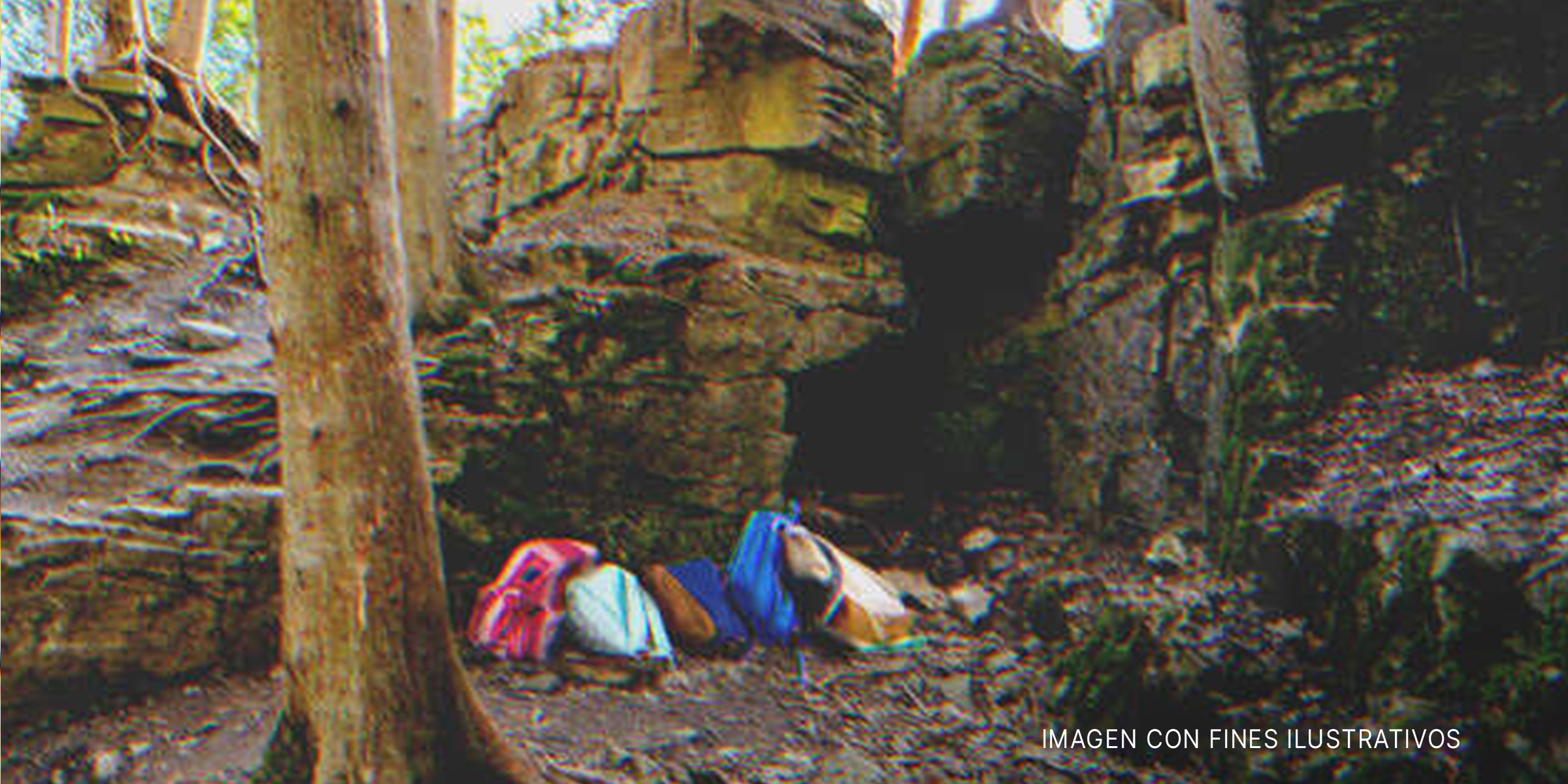Mochilas escolares cerca de una cueva. | Foto: Getty Images