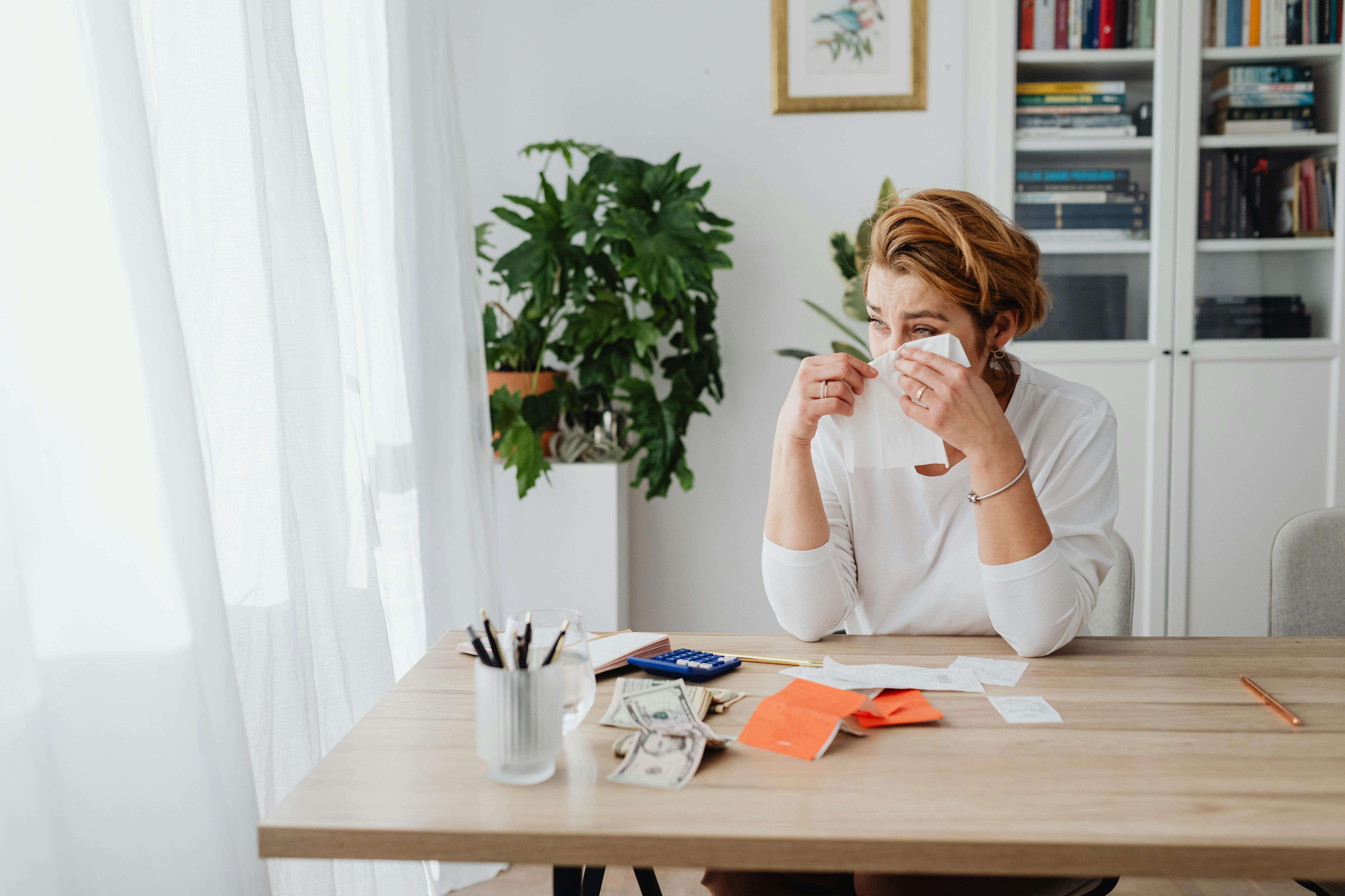 Mujer llora en su despacho | Fuente: Pexels