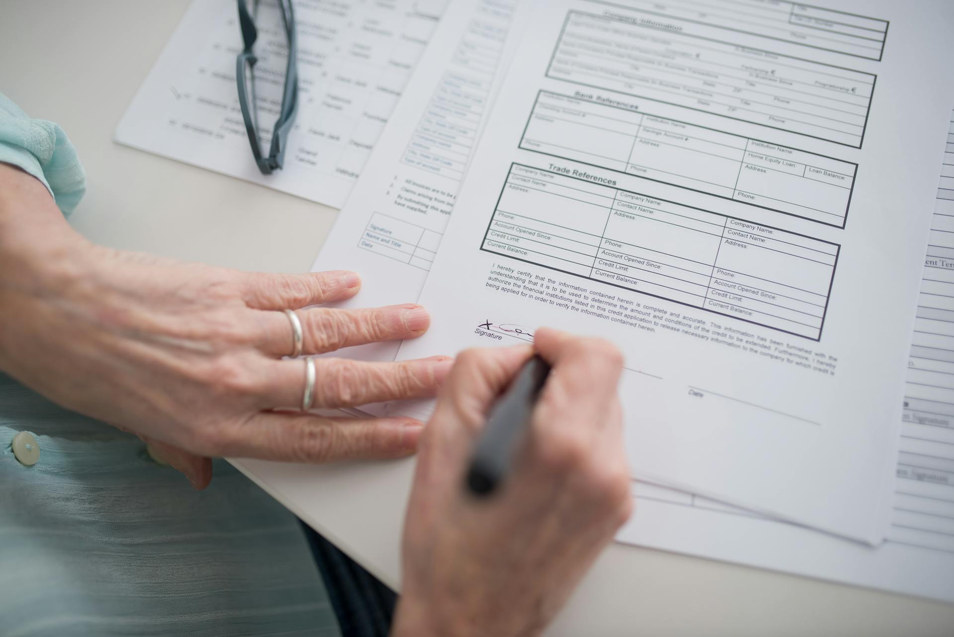 Una mujer firmando un documento | Fuente: Pexels