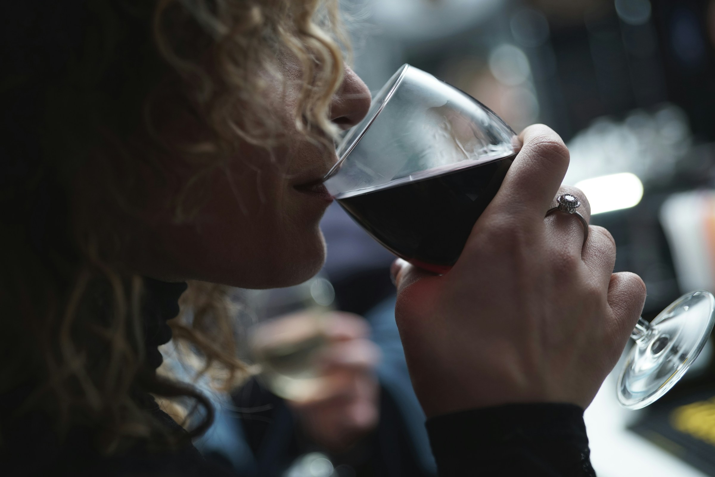 Una mujer bebiendo vino | Fuente: Unsplash