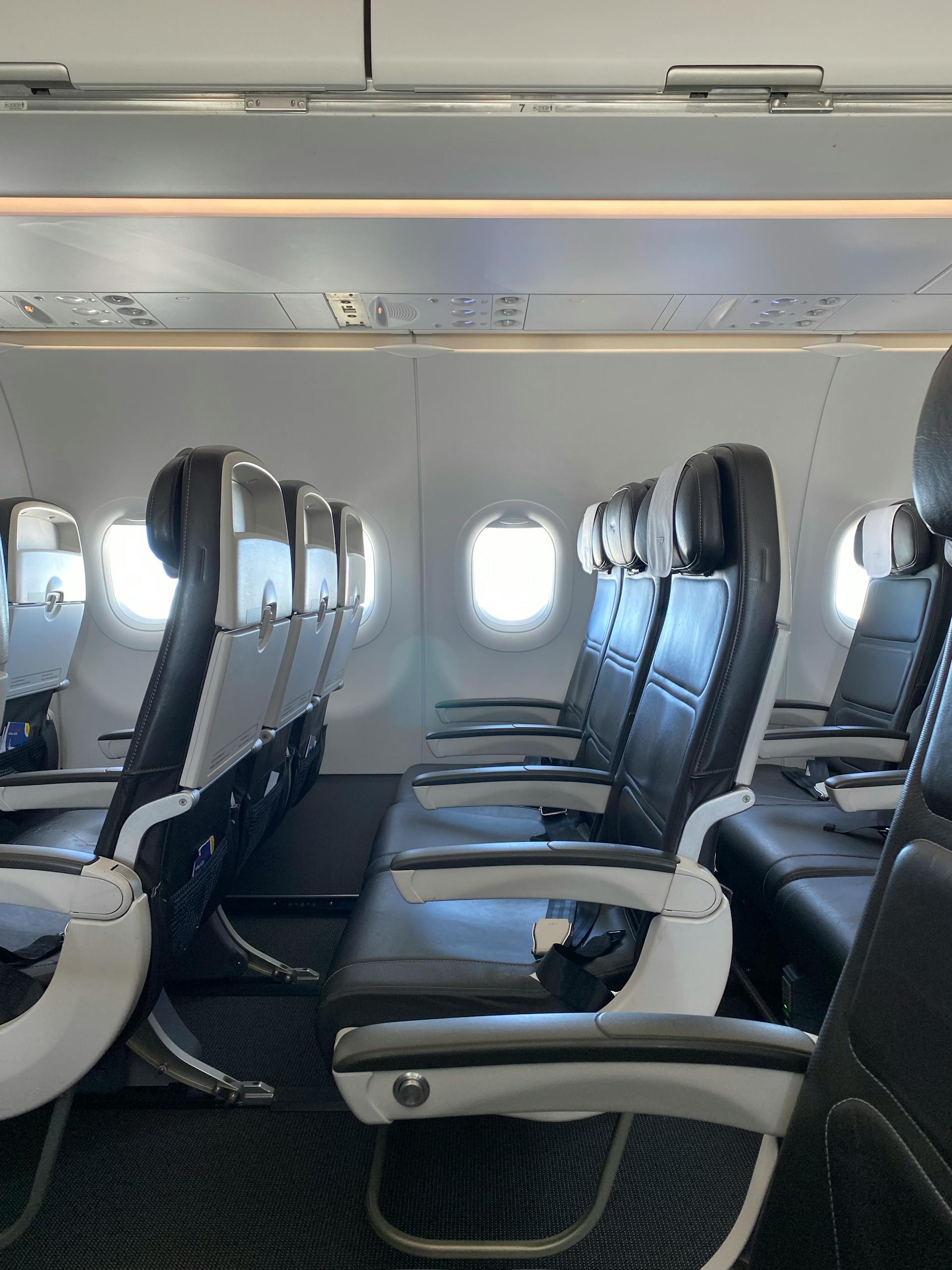 Asientos de un avión con reposabrazos | Fuente: Pexels