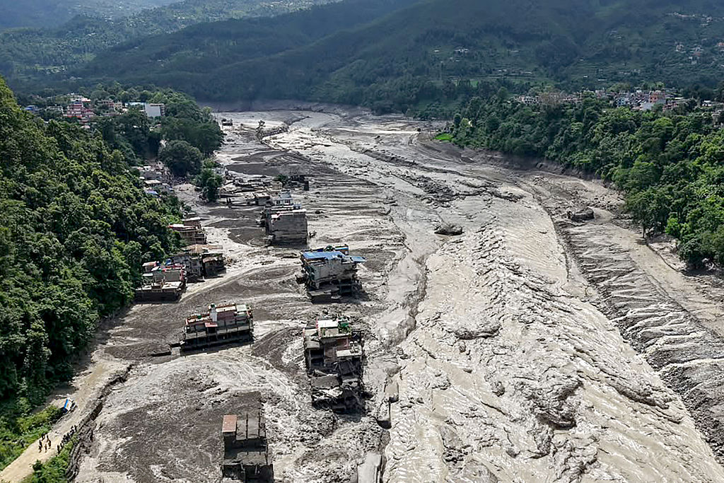 Varias casas quedaron parcialmente sumergidas en agua turbia a lo largo de la ribera de un río tras las inundaciones repentinas en Trishuli Bazar, en el distrito de Nuwakot, Nepal, el 26 de agosto de 2026. | Fuente: Getty Images