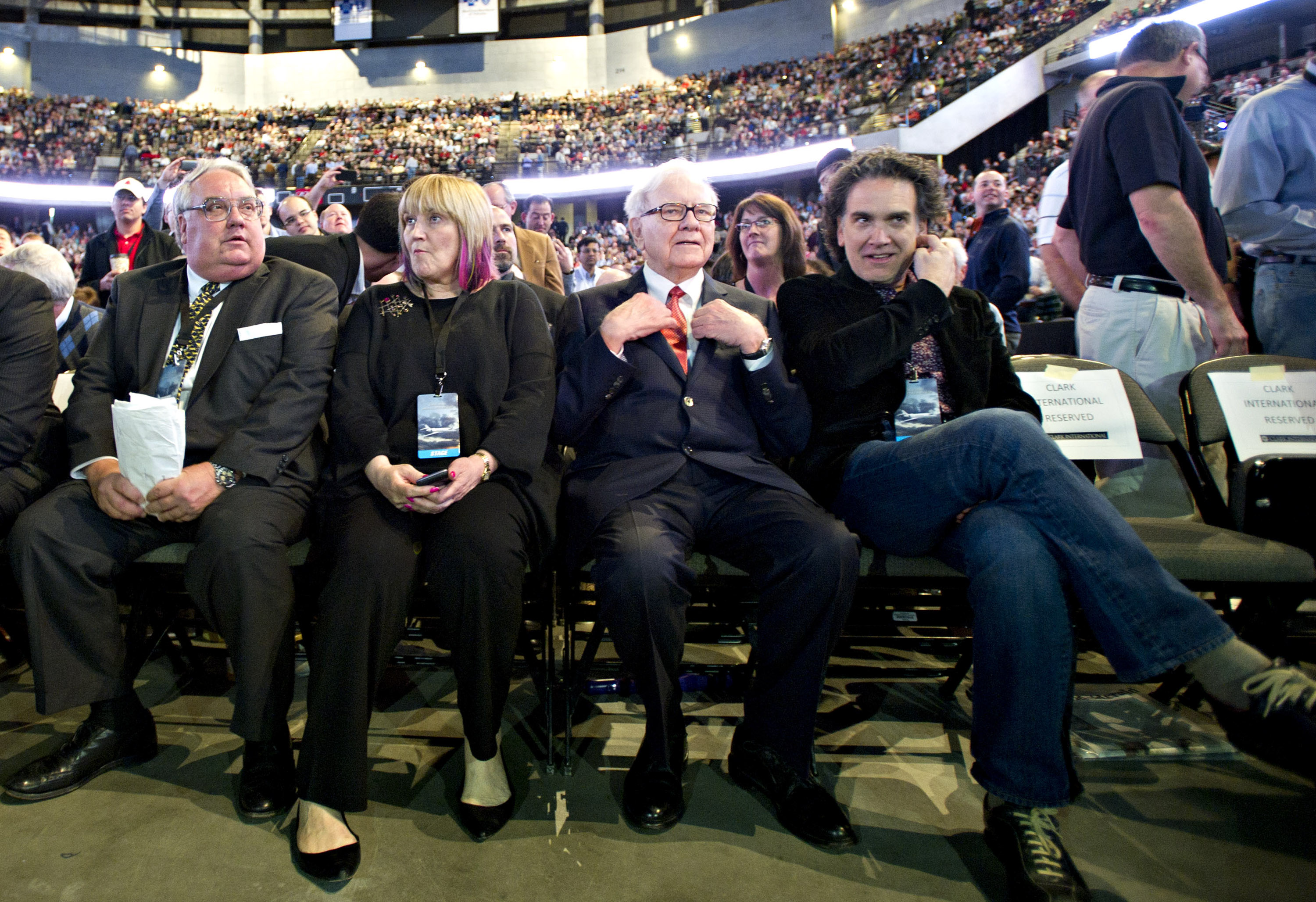 Howard, Susie, Warren y Peter Buffett en la sala de la junta de accionistas de Berkshire Hathaway en el Qwest Center de Omaha, Nebraska, el 30 de abril de 2011. | Fuente: Getty Images