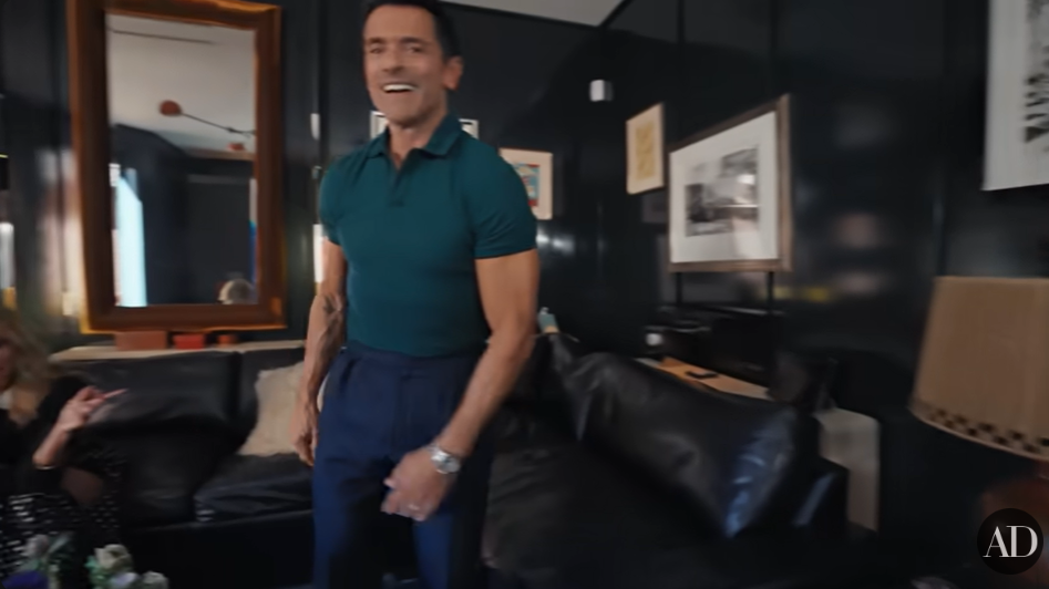 Mark Consuelos en su habitación de puros, fechado el 10 de diciembre de 2024 | Fuente: YouTube/@Archdigest