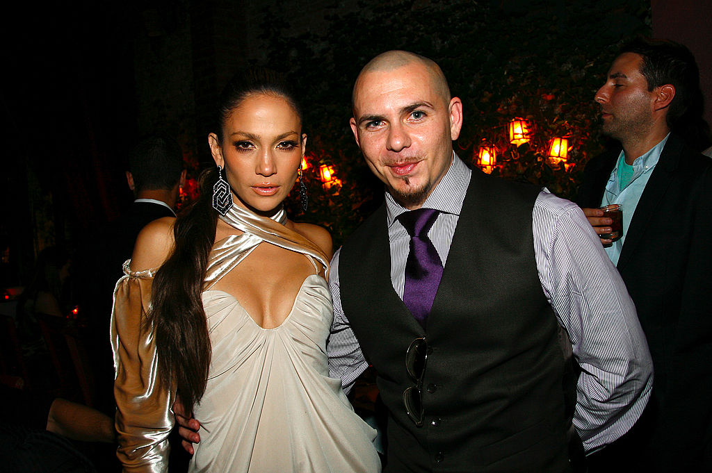 Jennifer Lopez y Pitbull asisten a una cena posterior a los VMA en The Waverly Inn el 13 de septiembre de 2009 en la ciudad de Nueva York. | Fuente: Getty Images