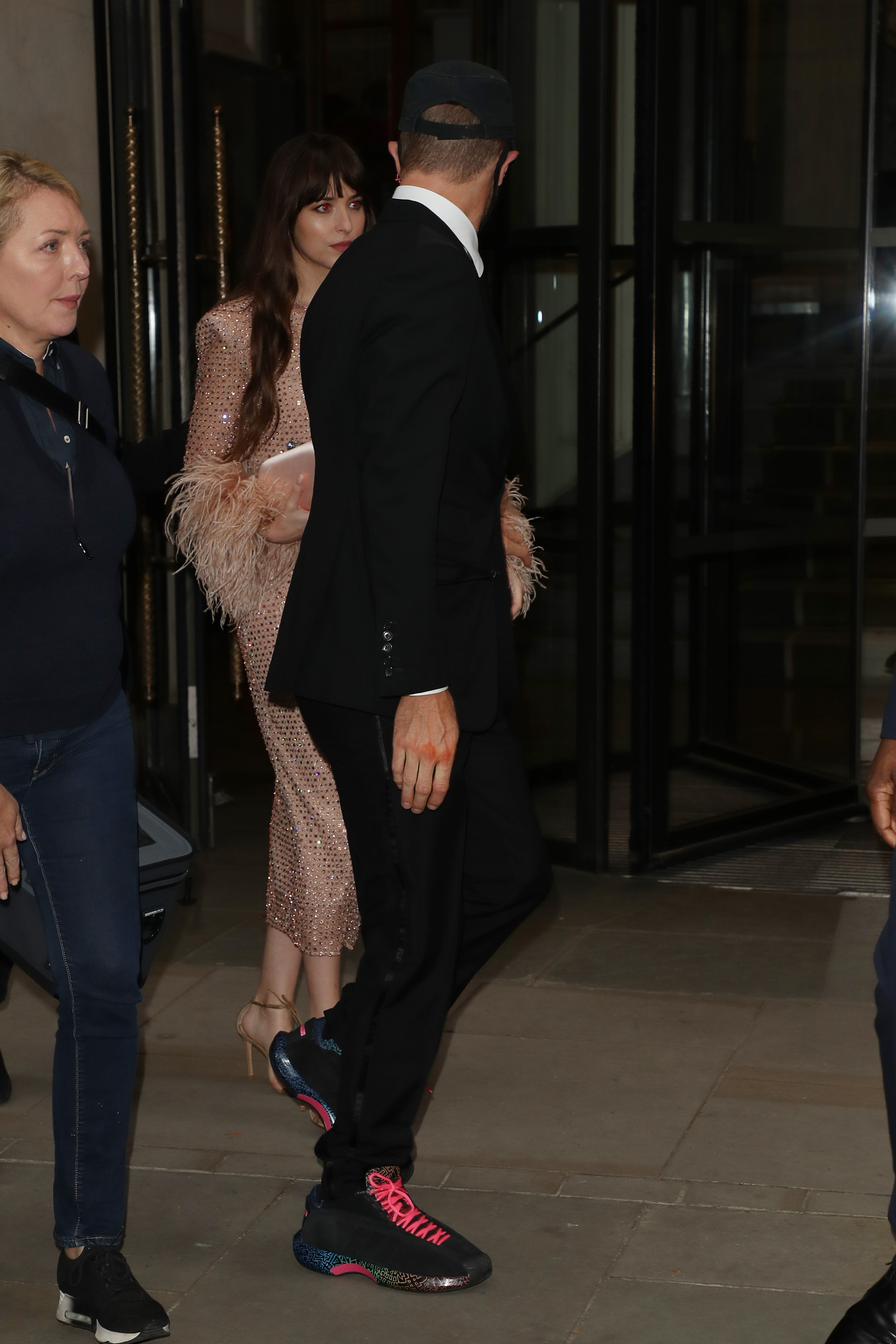 Chris Martin y Dakota Johnson vistos saliendo del Hotel Corinthia durante la 65ª edición del Festival de Cine BFI de Londres el 13 de octubre de 2021, en Londres. | Fuente: Getty Images