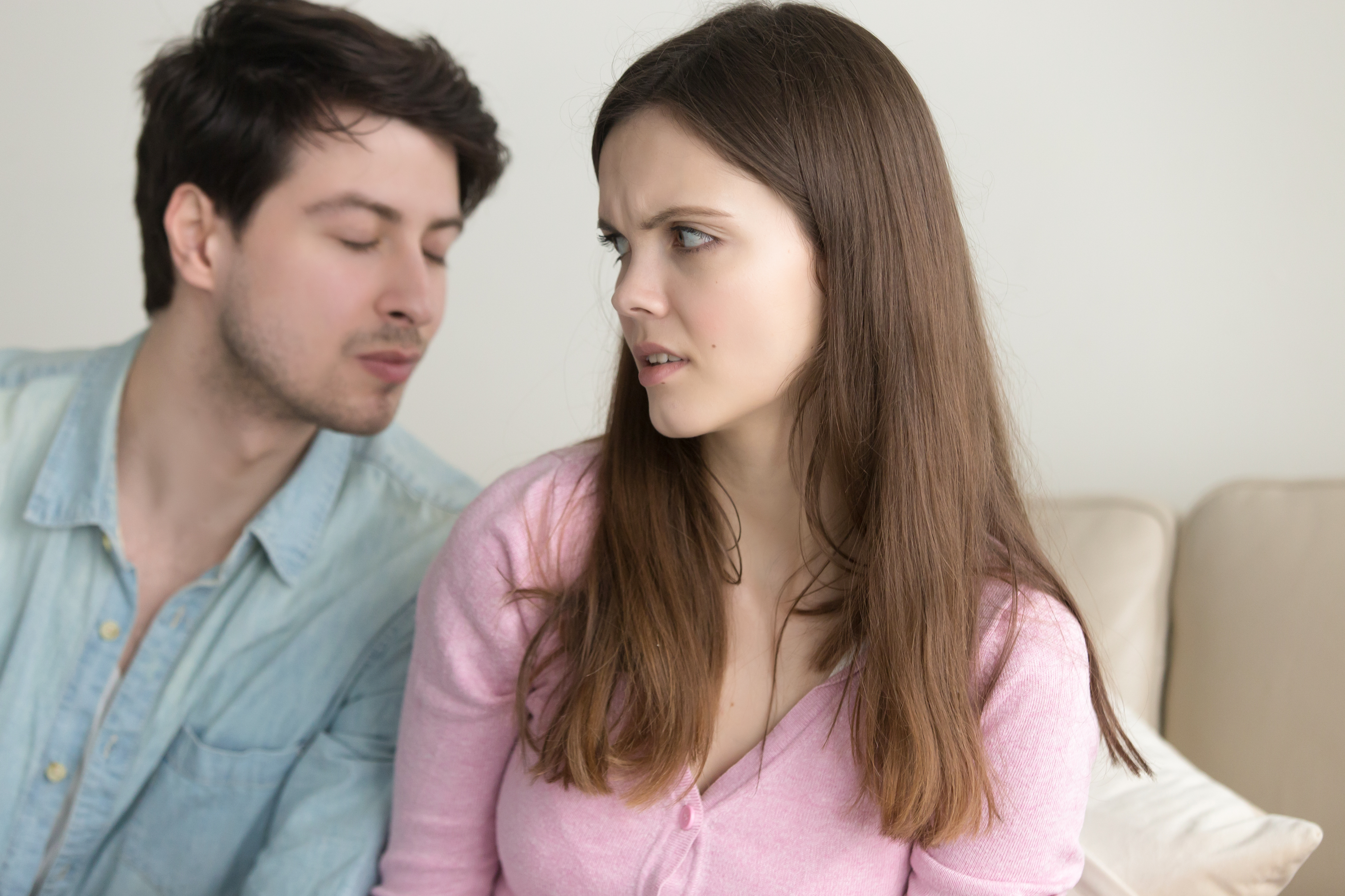 Hombre intentando incomodar a una mujer. | Foto: Shutterstock