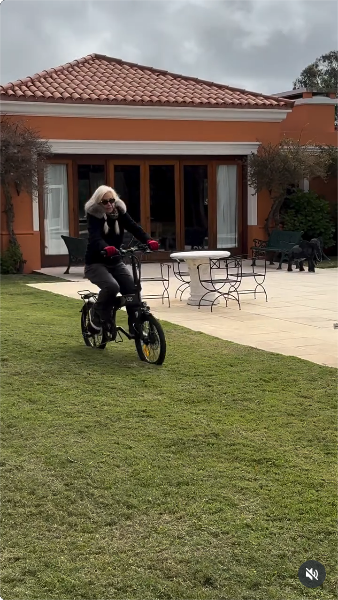 Susana Giménez durante un paseo en bicicleta en el jardín de su mansión | Fuente: Instagram/gimenezsuok