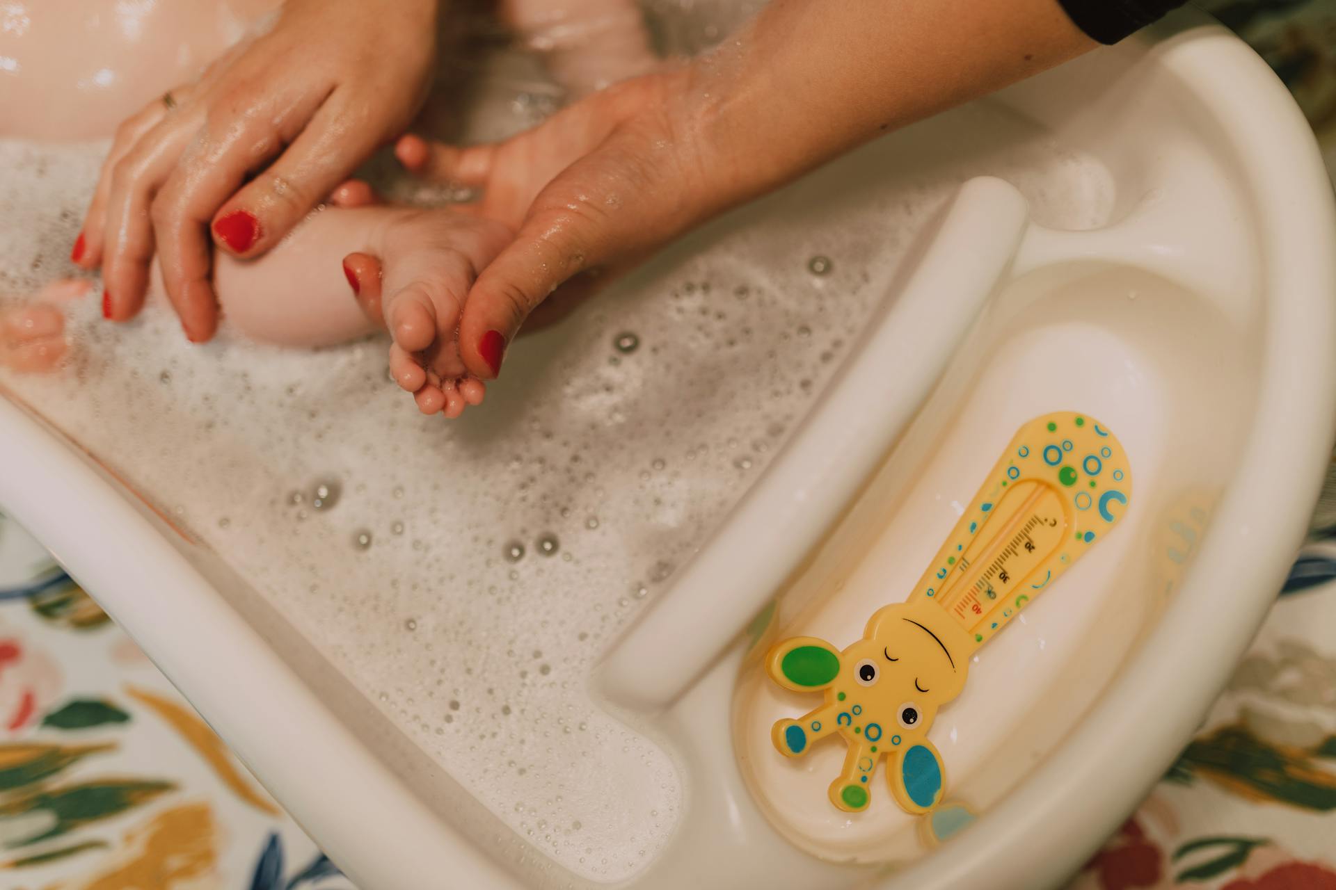 Una mujer bañando a un bebé | Fuente: Pexels