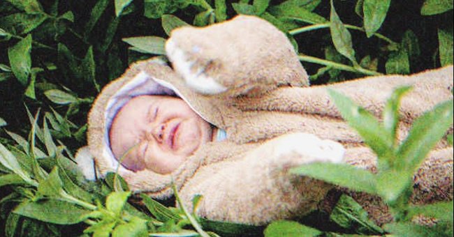 Un bebé llorando acostad en el pasto | Foto: Shutterstock