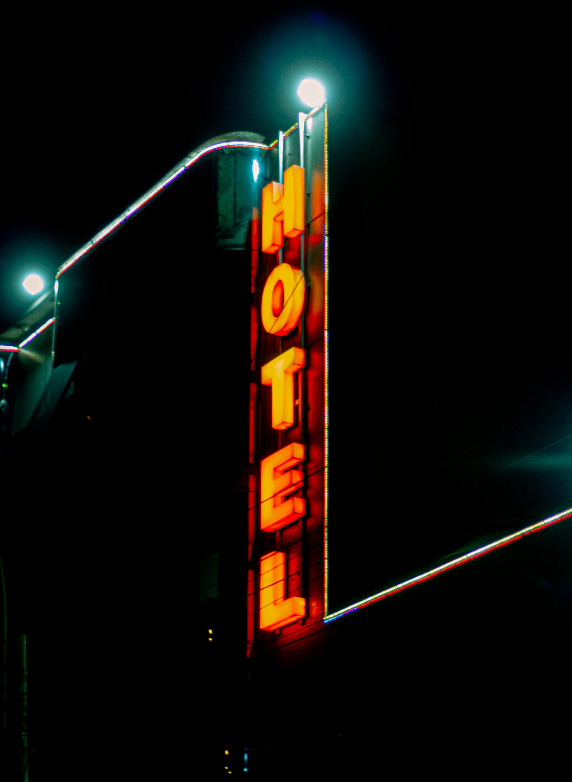 Un cartel de hotel | Fuente: Pexels