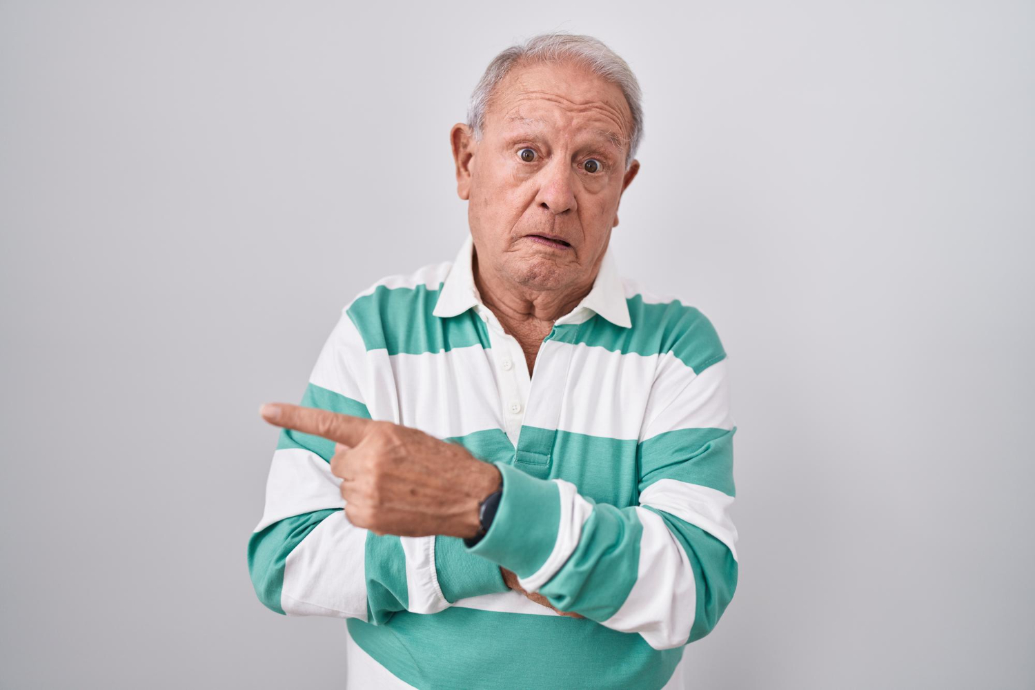 Un hombre nervioso gesticulando con la mano | Fuente: Pexels