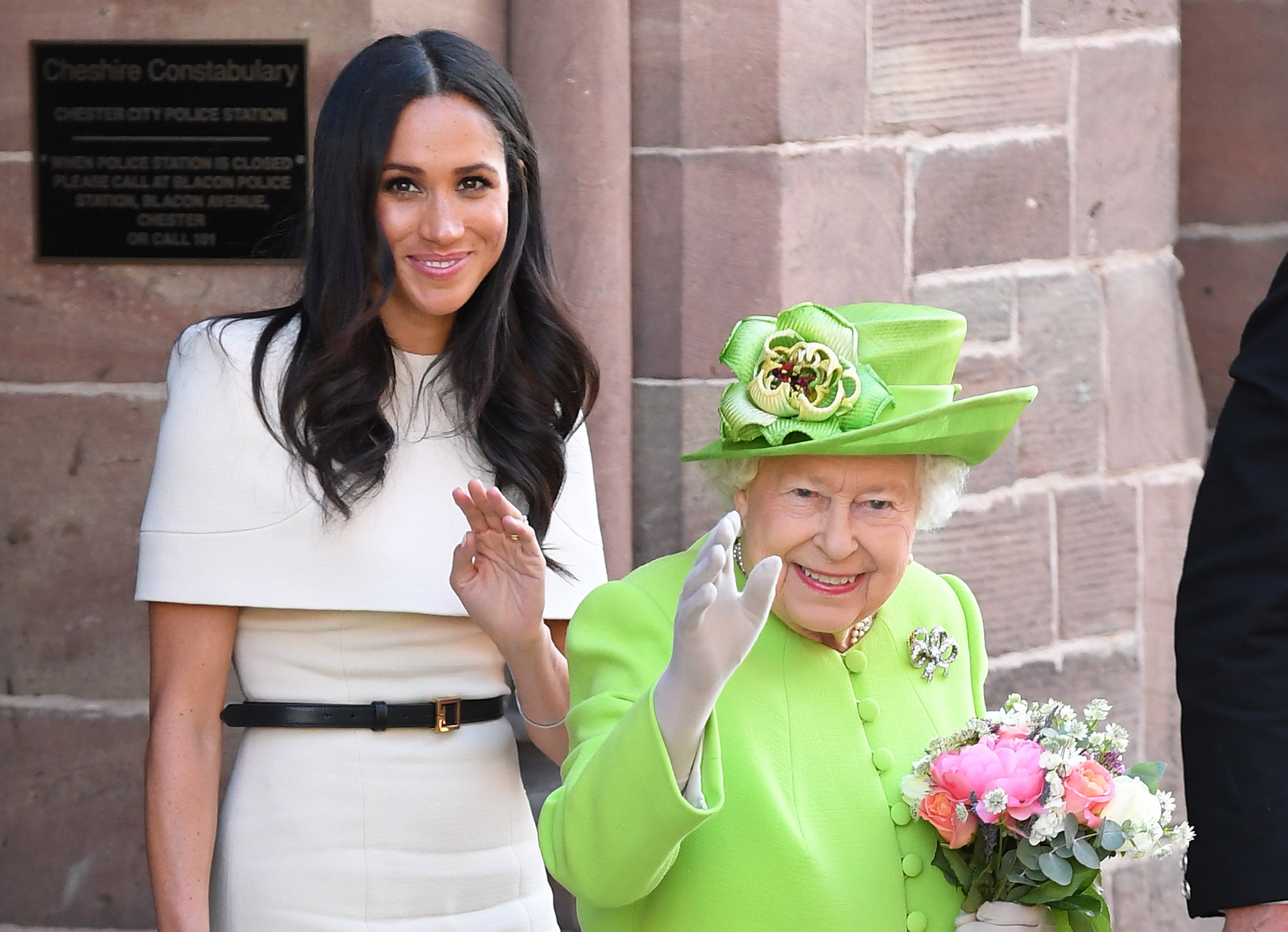 Meghan, Duquesa de Sussex y la reina Elizabeth II salen de Chester Town Hall, donde asistieron a un almuerzo como invitadas del Chester City Council el 14 de junio de 2018 en Chester, Inglaterra. | Foto: Getty Images