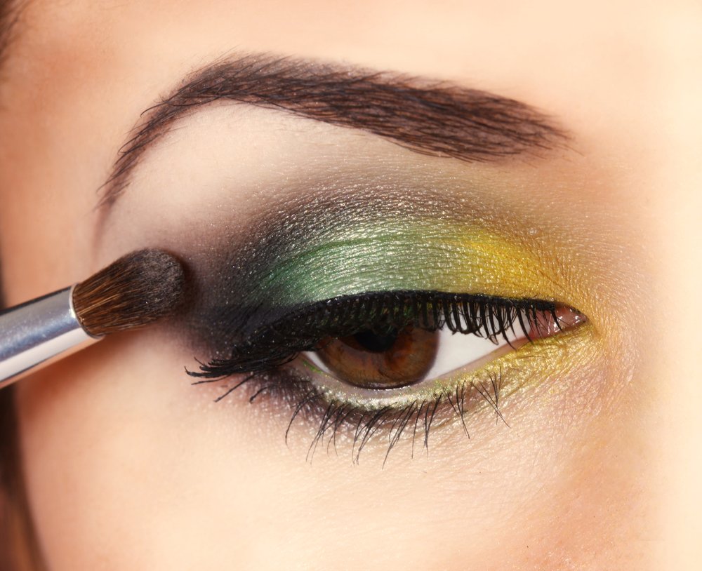 Mujer con ojos marrones y sombra color verde. | Foto: Shutterstock