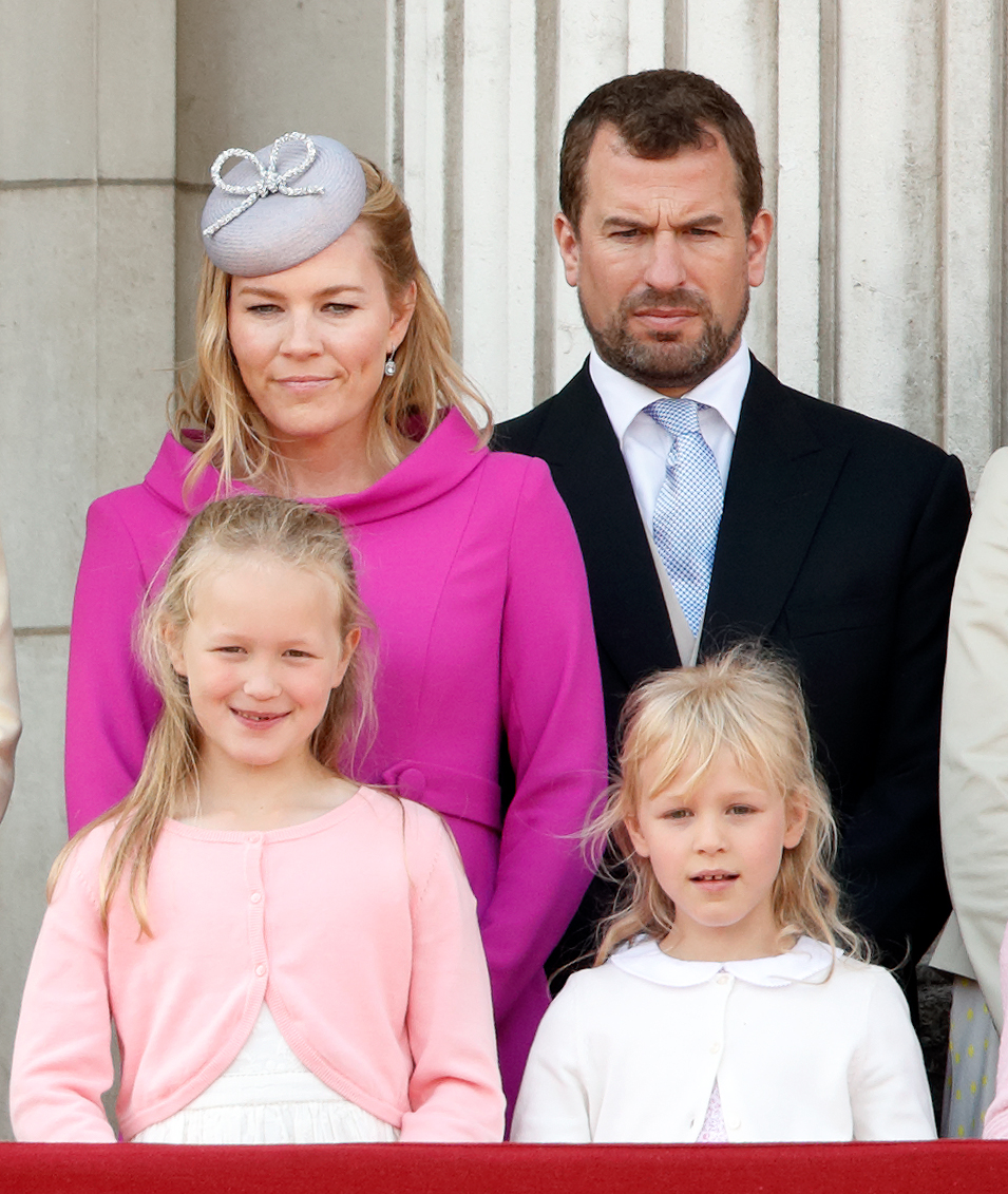 Autumn Phillips, Peter Phillips con sus hijas Savannah e Isla en el balcón del Palacio de Buckingham durante Trooping The Colour el 8 de junio de 2019 en Londres, Inglaterra | Fuente: Getty Images