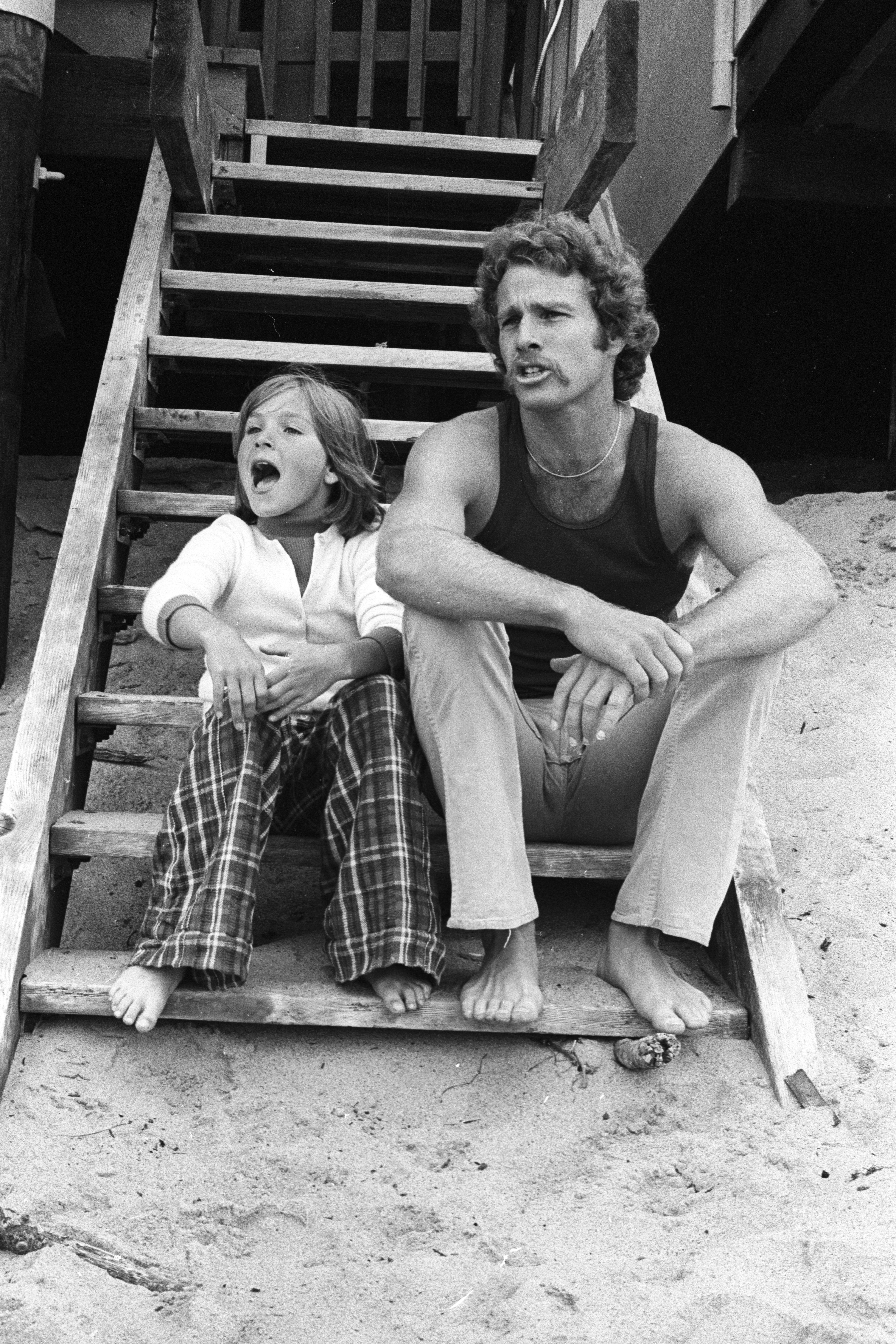 Ryan O'Neal posando con su hija Tatum O'Neil el 27 de abril de 1973 en Malibú, California | Fuente: Getty Images