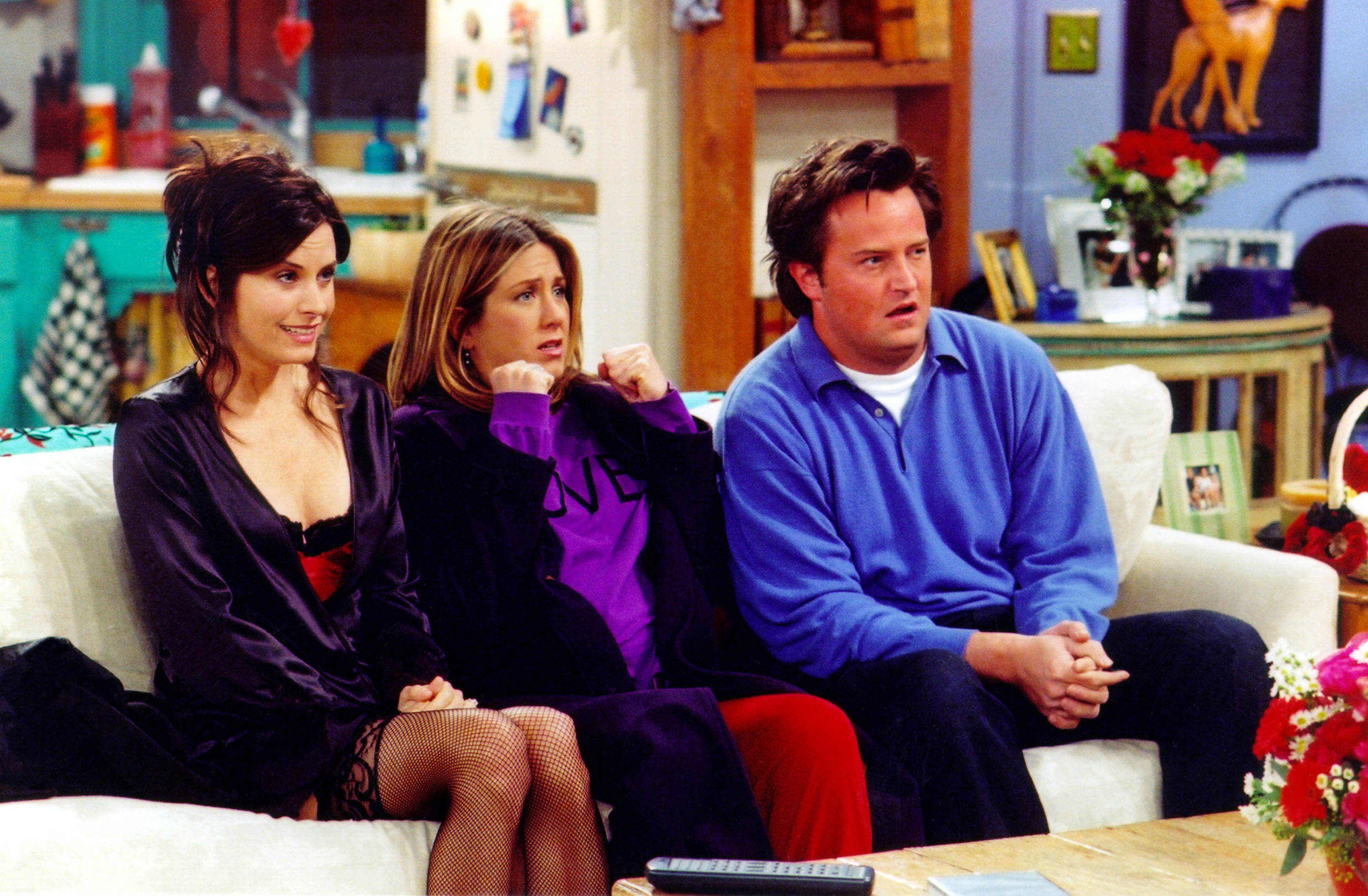 Courteney Cox, Jennifer Aniston y Matthew Perry en la serie de la NBC "Friends" | Foto: Getty Images