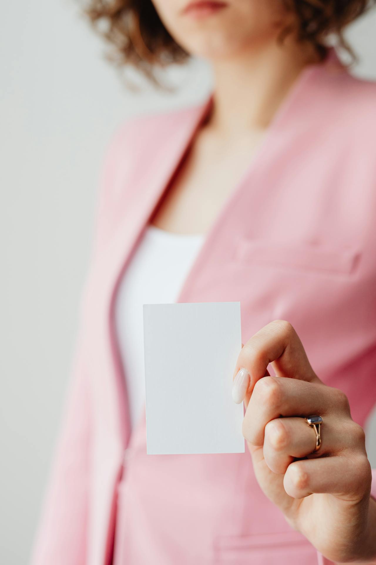 Una mujer con una nota en la mano | Fuente: Pexels