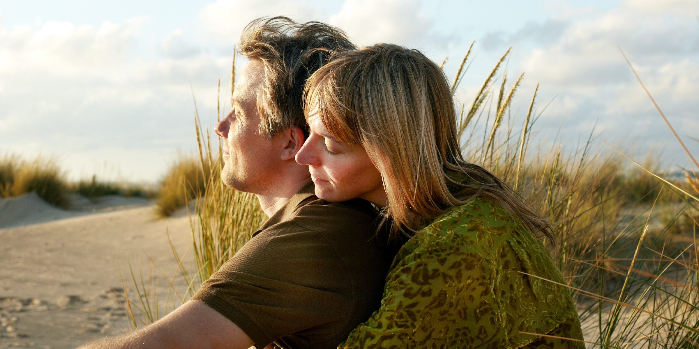 Una pareja tomando el sol | Fuente: Getty Images