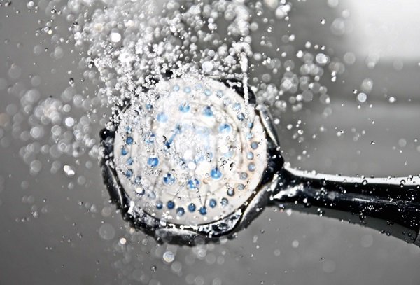 Gotas cayendo de una ducha. | Foto: Pixnio