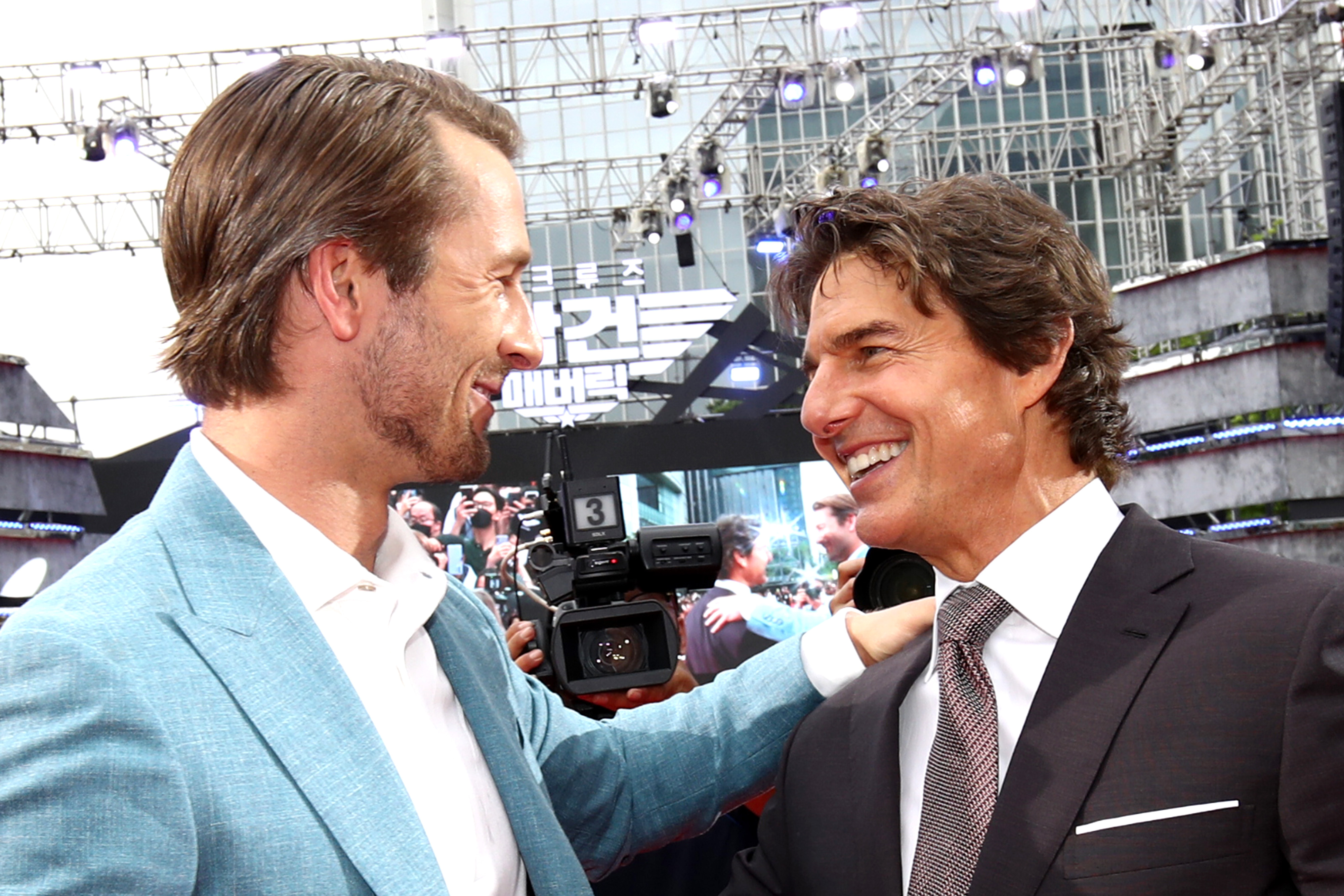 Glen Powell y Tom Cruise asisten a la Alfombra Roja de Corea para "Top Gun: Maverick" en el Lotte World de Seúl, Corea del Sur, el 19 de junio de 2022 | Fuente: Getty Images