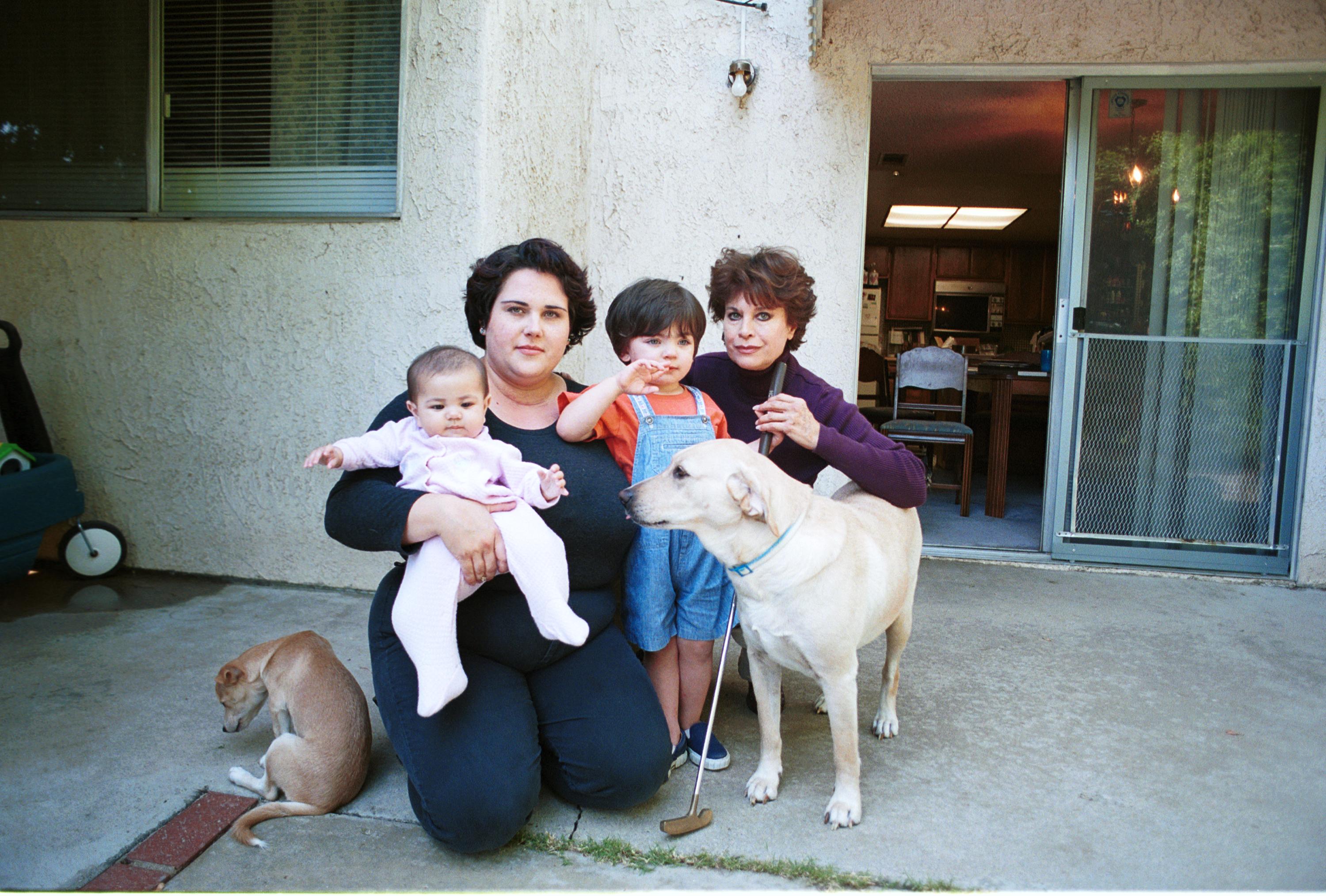 La actriz fotografiada con su hija y sus nietos en el patio de su casa el 28 de septiembre de 2000 | Fuente: Getty Images