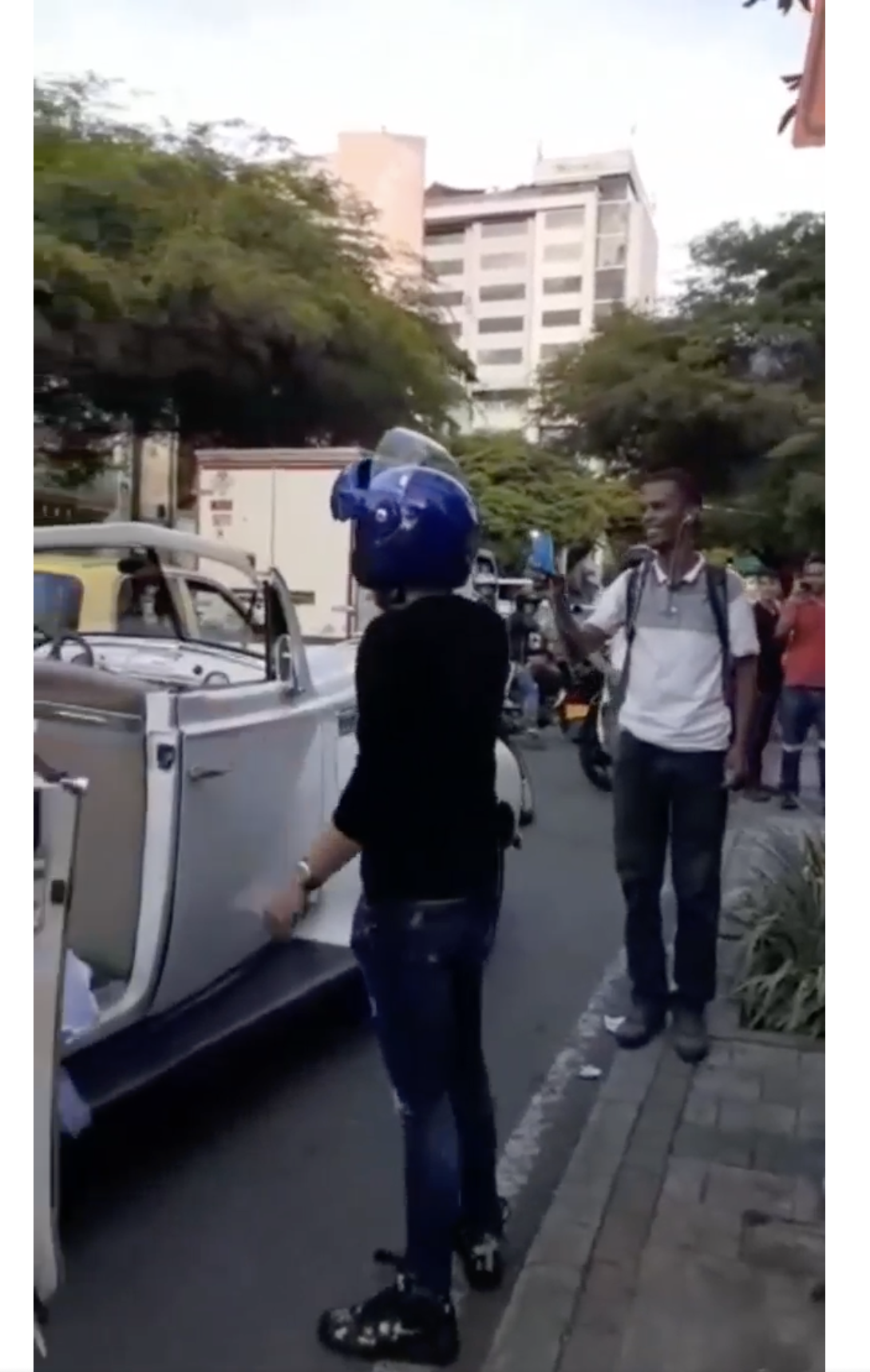 El motorista y un espectador que grabó el incidente con una cámara aparecen en la carretera en Medellín, Colombia | Foto: facebook.com/maspopulareventos