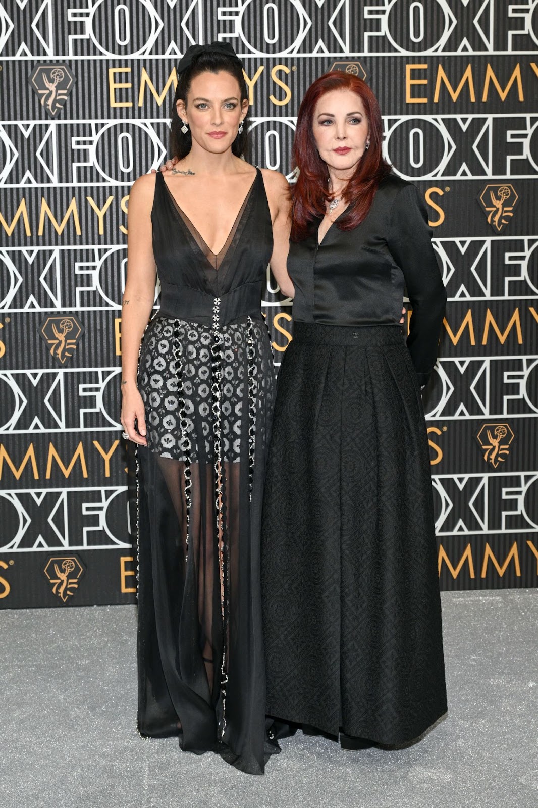 Riley Keough y Priscilla Presley en la 75ª edición de los premios Primetime Emmy el 15 de enero de 2024, en Los Ángeles, California. | Fuente: Getty Images