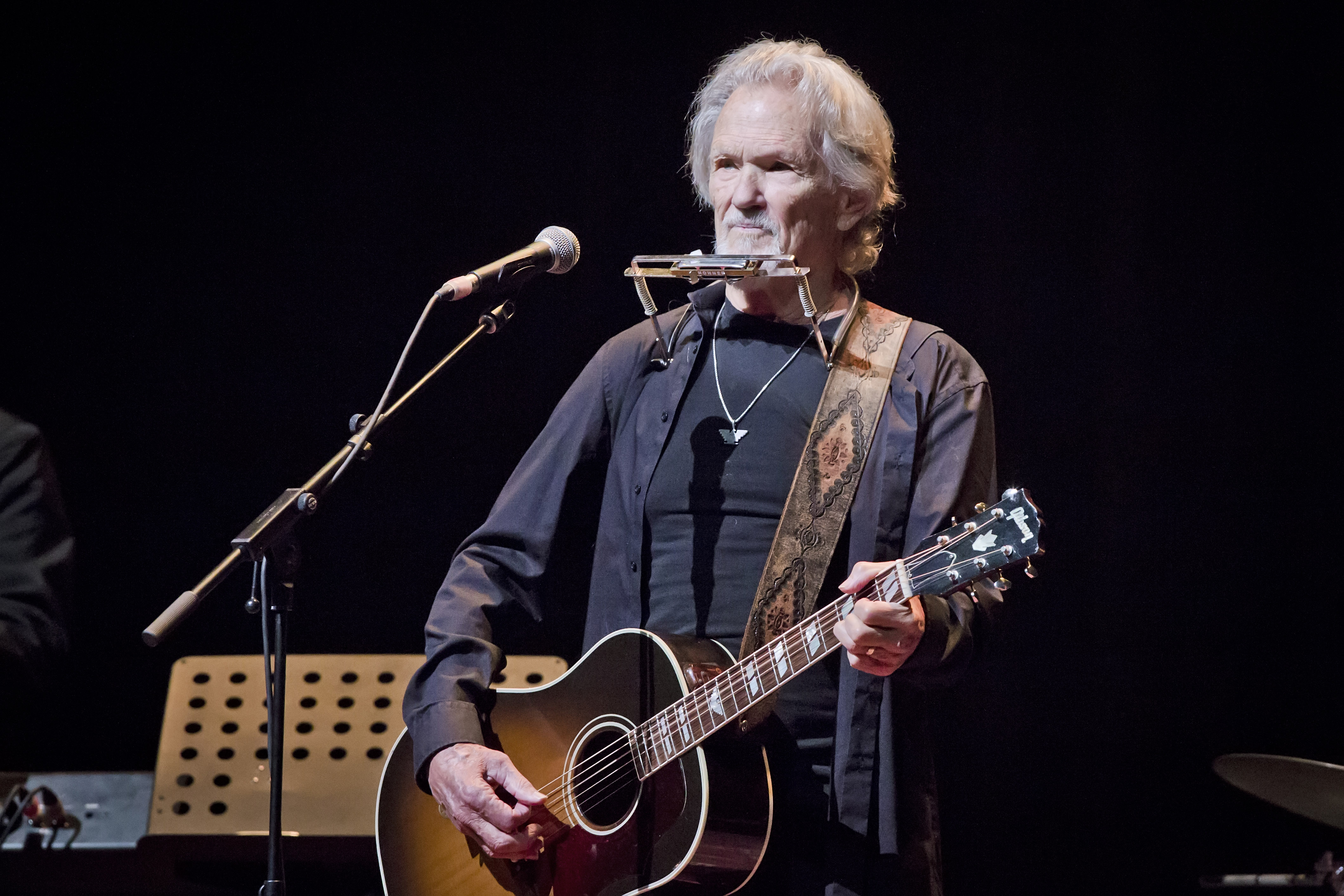 Kris Kristofferson actúa en directo en el escenario durante un concierto en el Admiralspalast de Berlín, Alemania, el 10 de junio de 2019 | Fuente: Getty Images