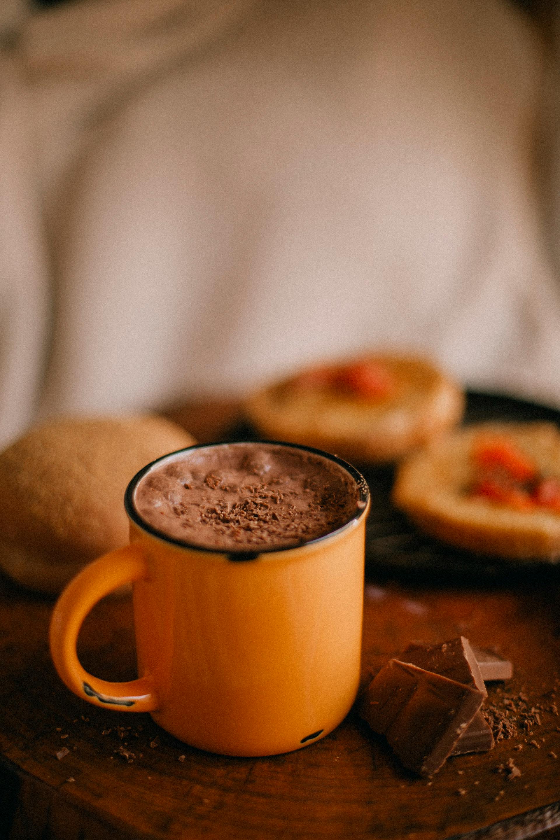 Chocolate caliente en taza | Fuente: Pexels