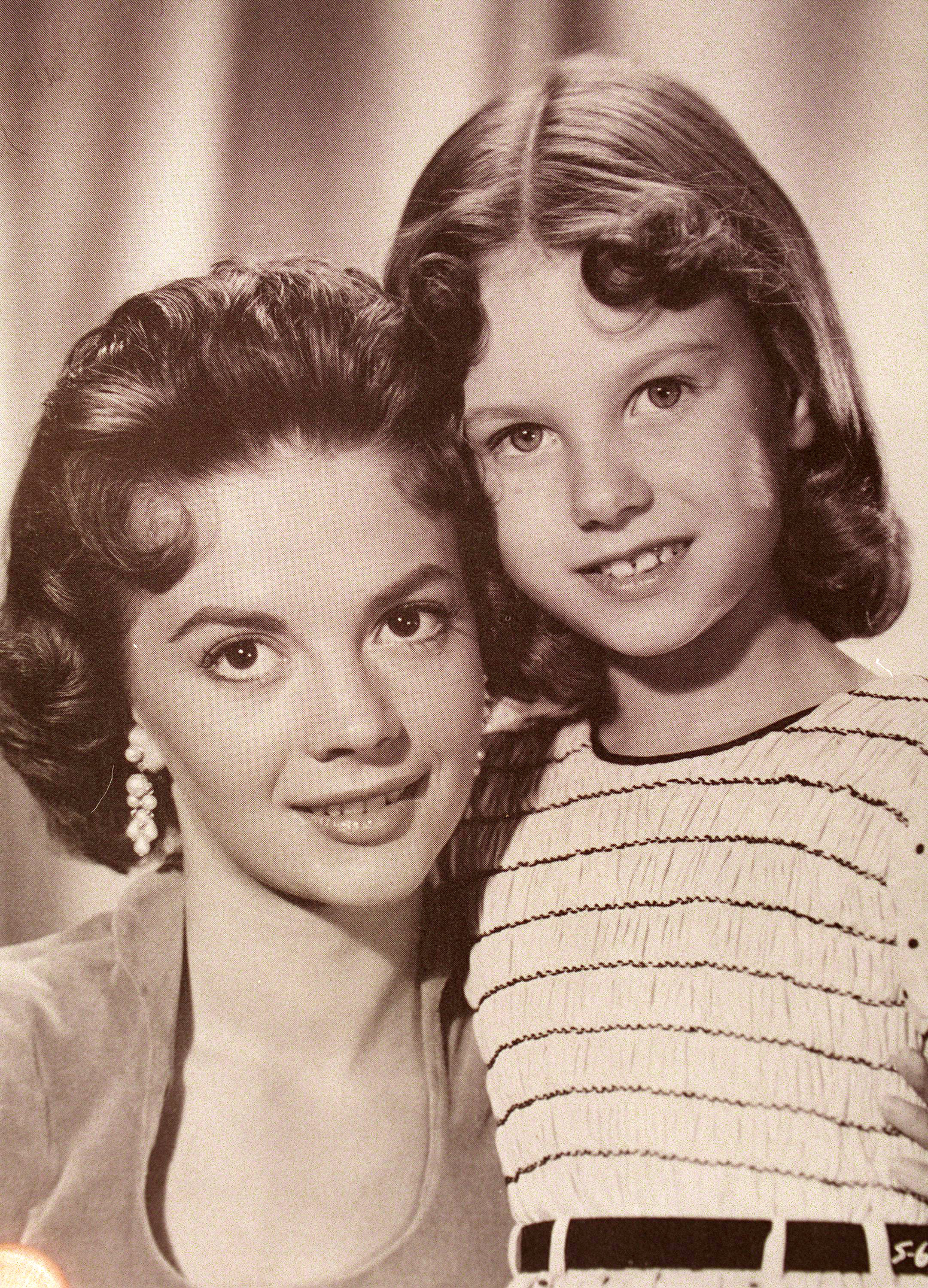 Lana Wood y Natalie Wood cuando Lana interpretaba a Natalie de joven en la película "Searches" en 1956. | Fuente: Getty Images